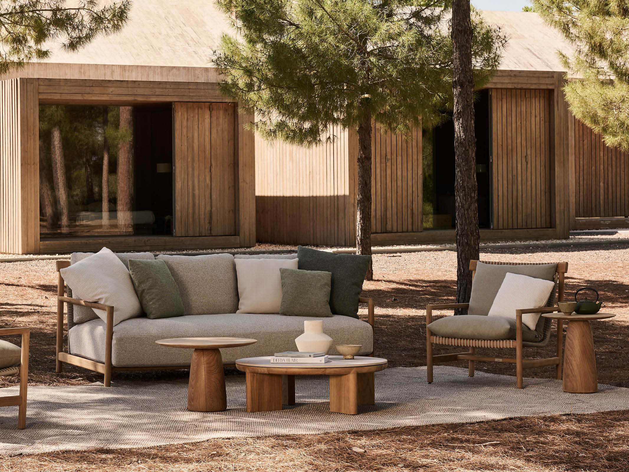 Round Coffee Table - Modern Wooden Living Room Furniture for Small Spaces | Perfect for Home Decor, Apartments & Cozy Spaces