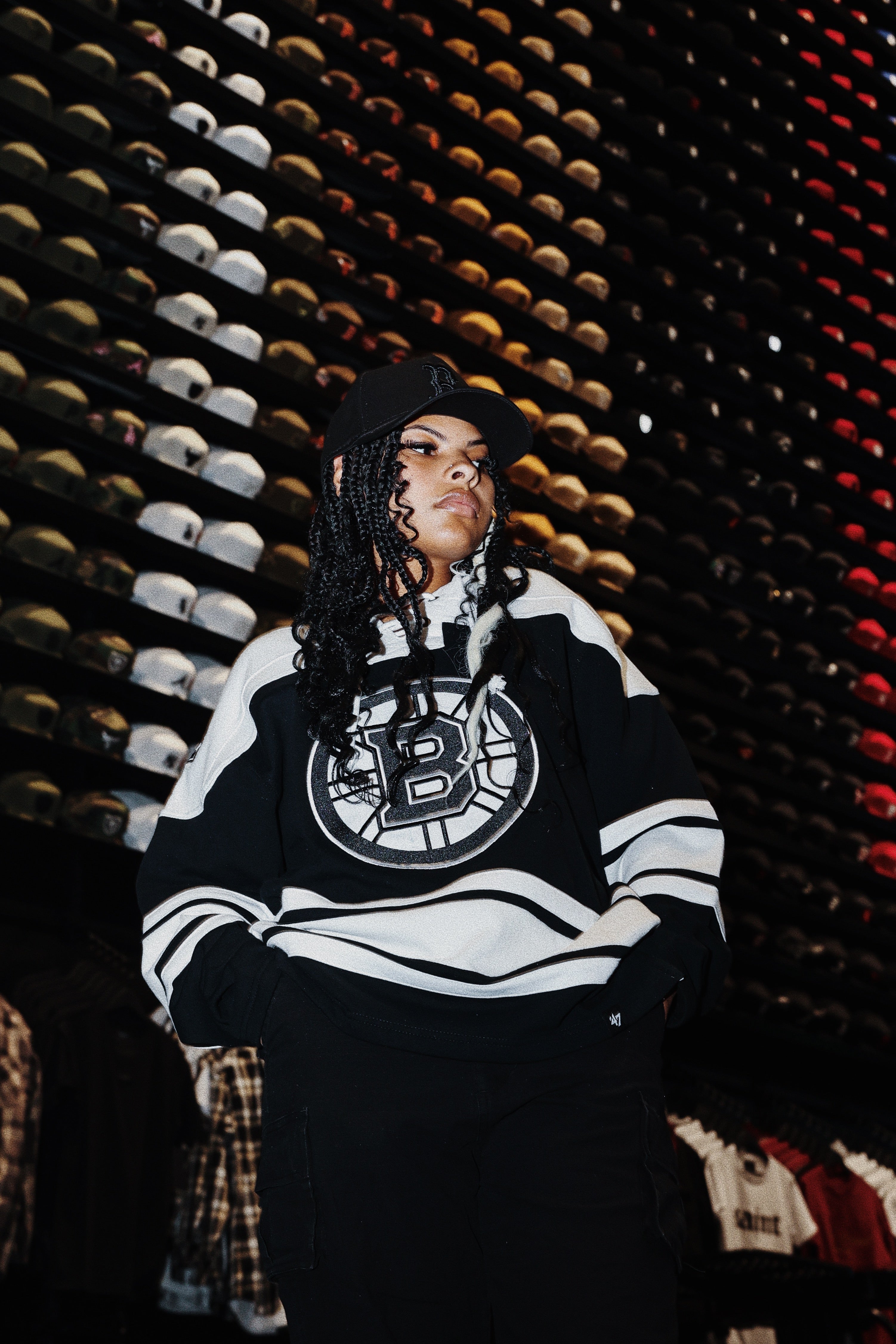 47 Brand Boston Bruins Superior Lacer Hoodie - Men's NHL Hockey Pullover Sweatshirt - Jet Black - Warm Fleece Lined for Winter Games & Casual Wear