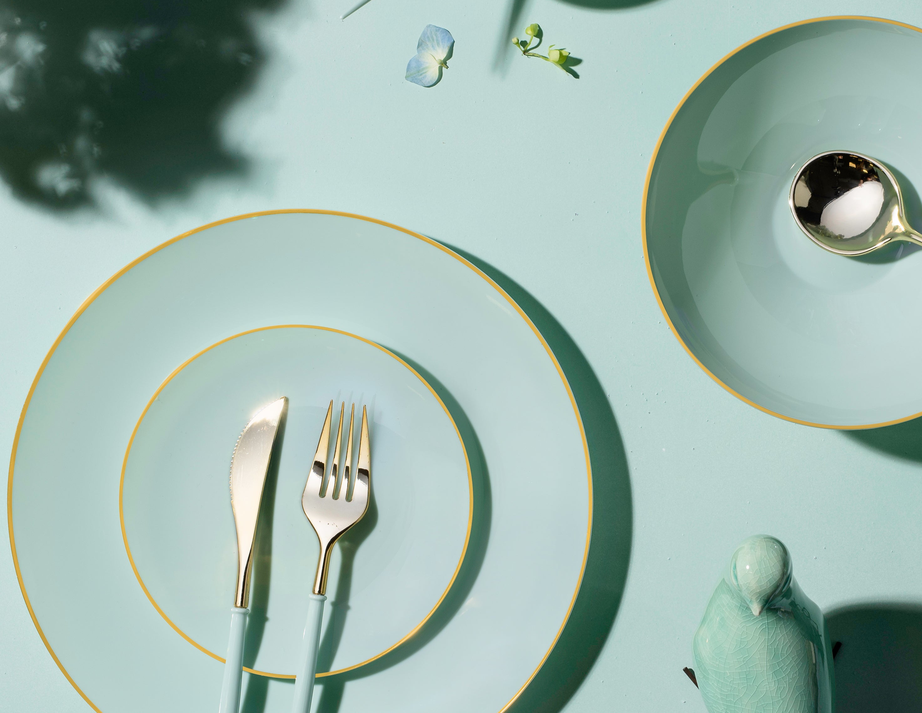 32-Pack Green & Gold Round Plastic Dinnerware Set for 16 Guests - Eco-Friendly Disposable Plates, Cups & Cutlery - Perfect for Parties, Picnics, BBQs & Outdoor Events