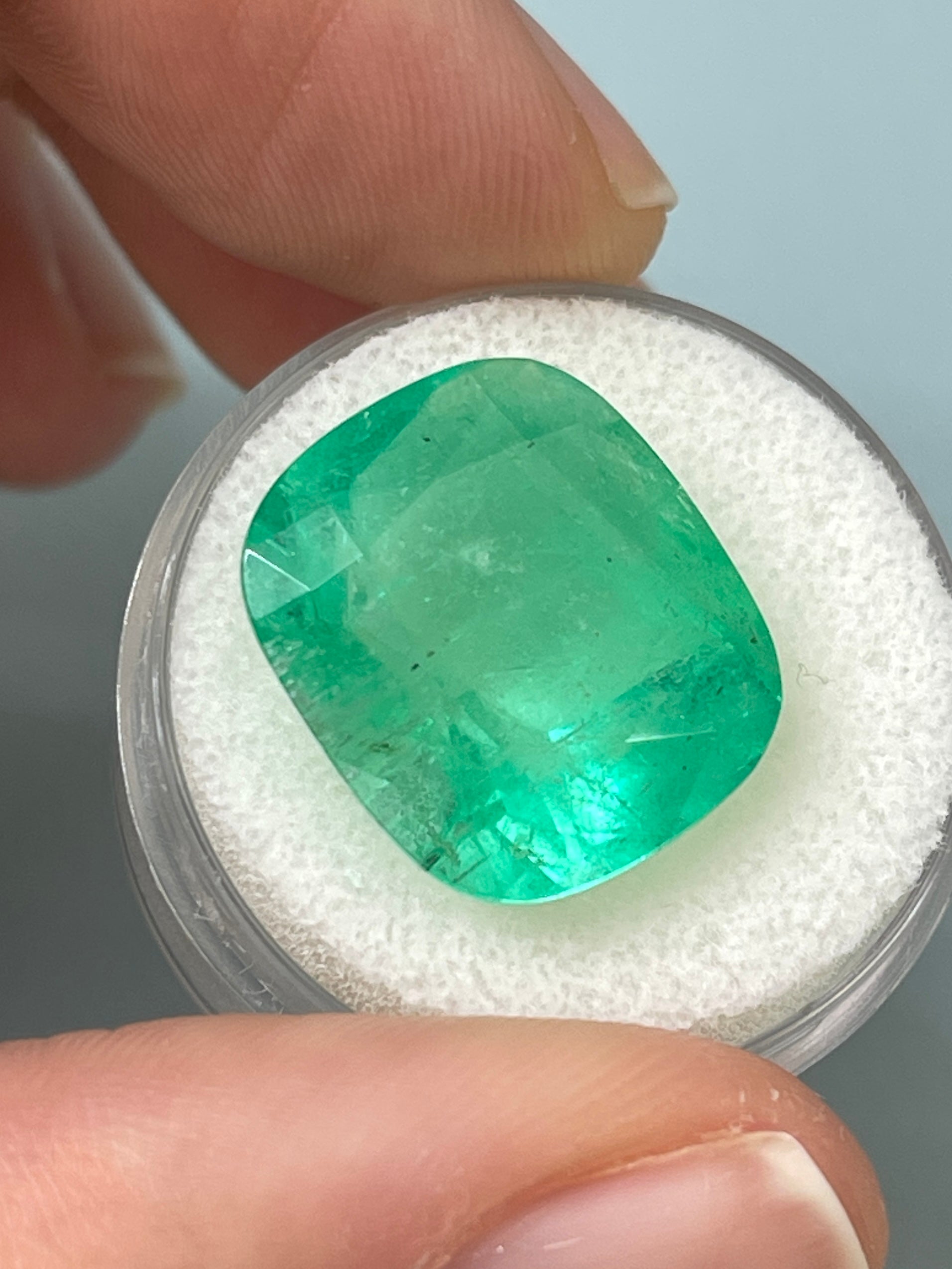 17x15mm Natural Cushion Cut Colombian Emerald Gemstone - 16.11 Carat AAA Quality Green Emerald for Jewelry Making, Engagement Rings & Luxury Gifts