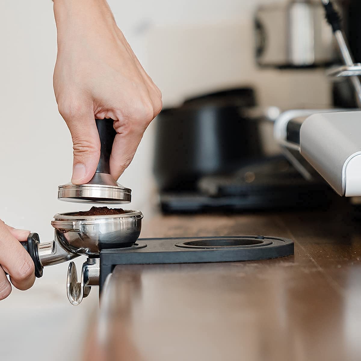 Premium Silicone Coffee Tamper Mat - Non-Slip Barista Tool with Needle for Espresso Grounds | Perfect for Home Kitchen & Professional Coffee Bars | Durable Anti-Tamper Coffee Powder Pad for Baristas & Coffee Enthusiasts