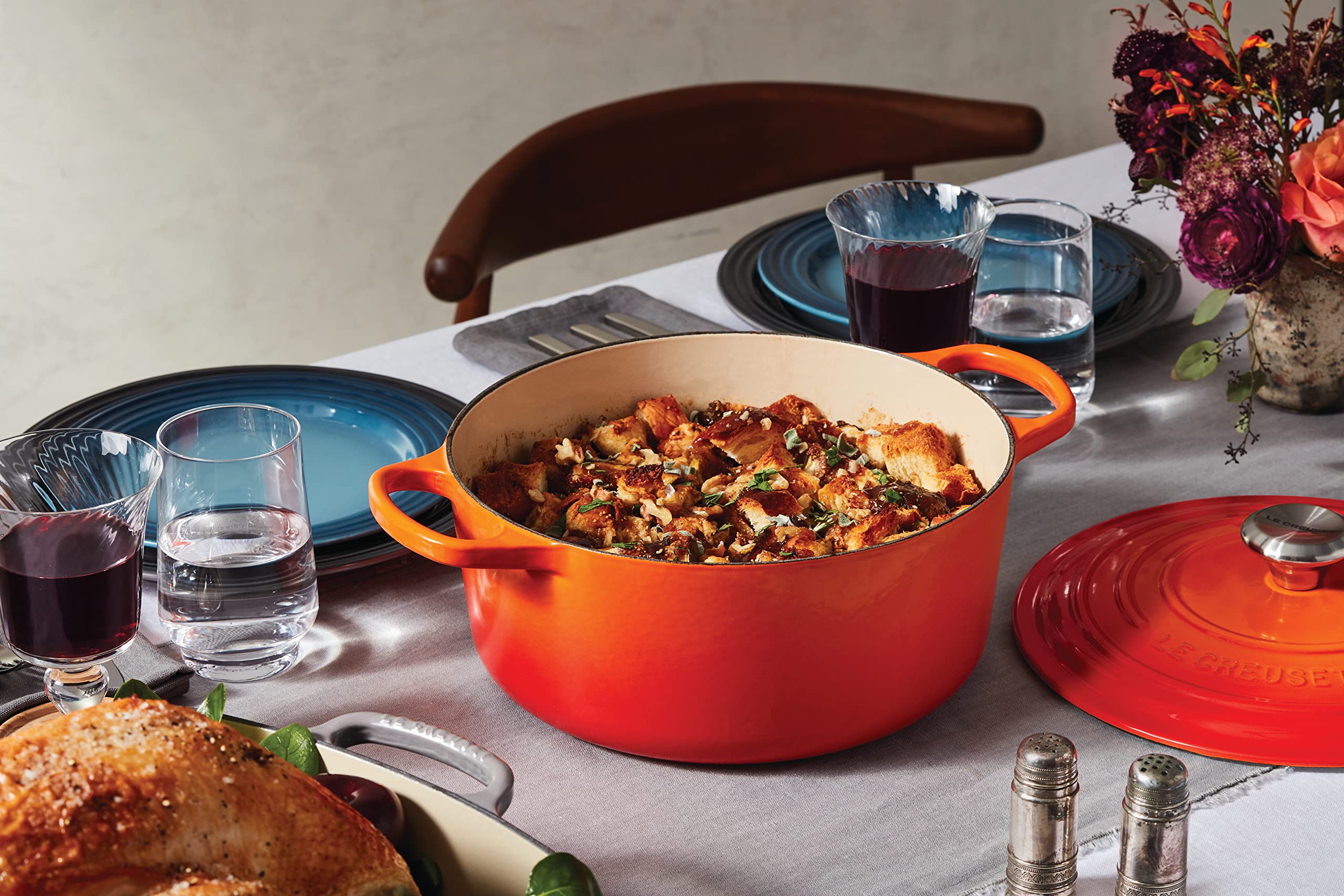 Le Creuset Enameled Cast Iron Signature Round Dutch Oven 7.25 Quart - Flame Red - Premium Cookware for Braising, Stewing & Baking - Perfect for Soups, Casseroles & Family Dinners