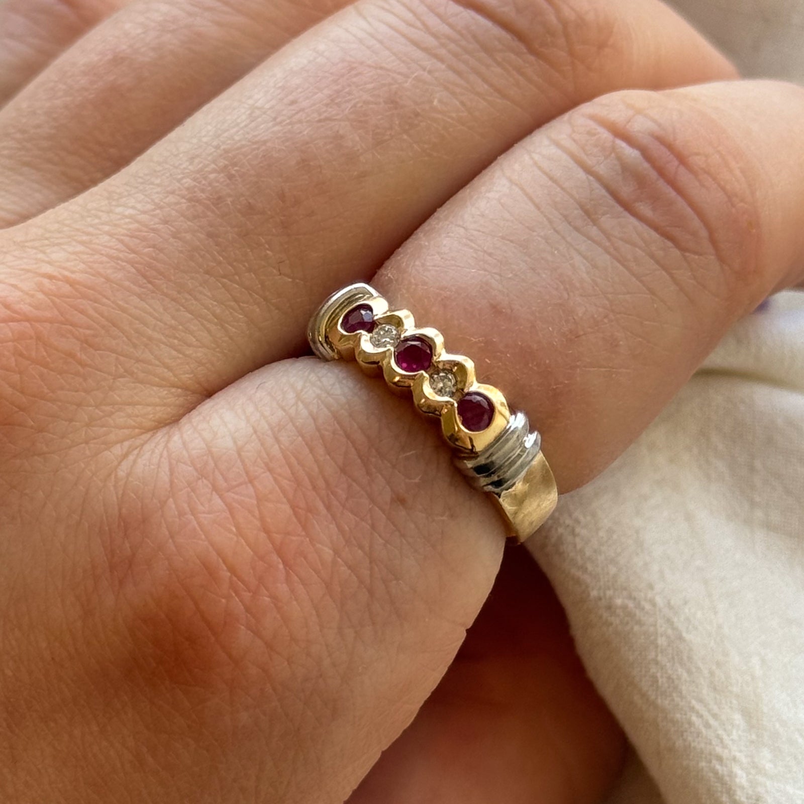 Exquisite Ruby & Diamond Scallop Edged Ring - 0.18ctw Ruby & 0.06ctw Diamond - Size 6.75 - Perfect for Engagement, Anniversary & Special Occasion Gifts