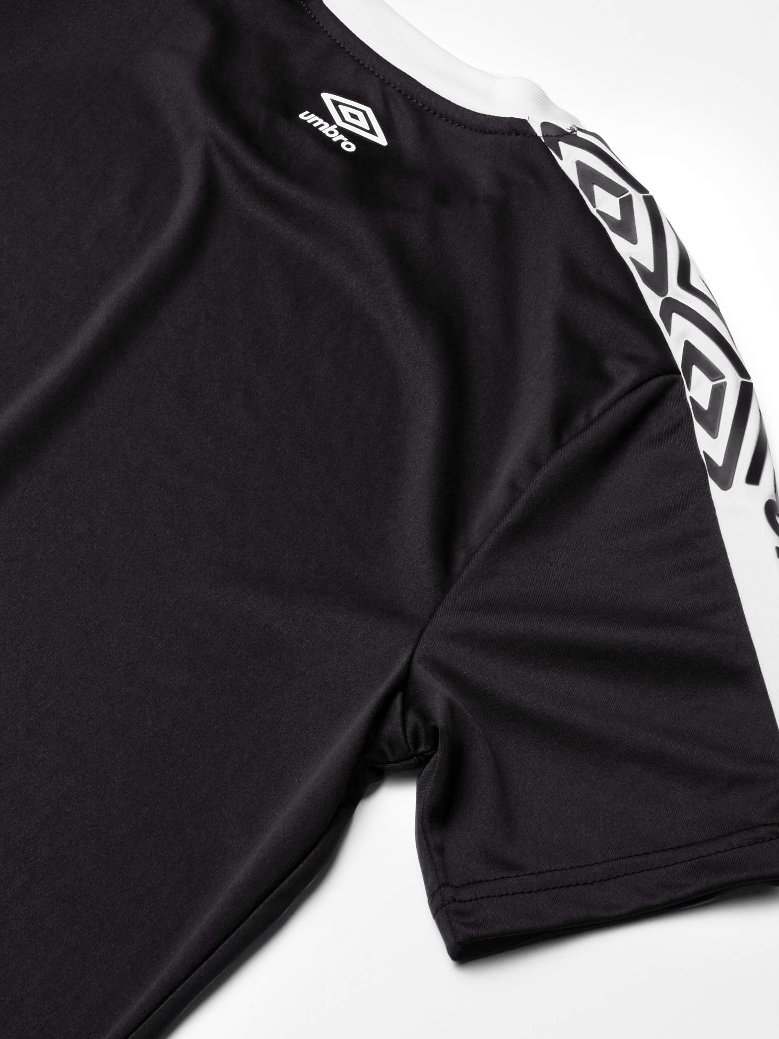 Umbro Boys' Trainer Top - Breathable Sports Shirt for Kids, Activewear & Gym Workouts - Perfect for Soccer, Running, and School PE Classes