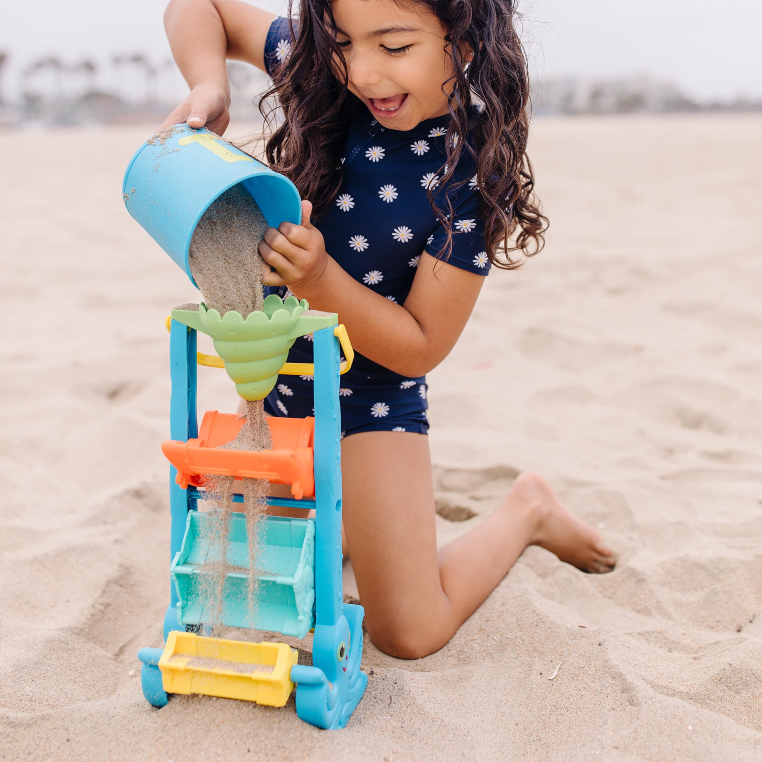 Melissa & Doug Seaside Sidekicks Sand and Water Sifting Funnel - Kids Beach Toy for Sandcastle Building & Water Play - Perfect for Outdoor Beach Activities & Sensory Play
