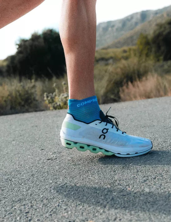 Compressport Unisex Pro Racing Socks v4.0 - Performance Running Socks for Men & Women - Lightweight, Breathable & Moisture-Wicking - Niagara Blue/White - Ideal for Marathon, Trail Running & Triathlon Training