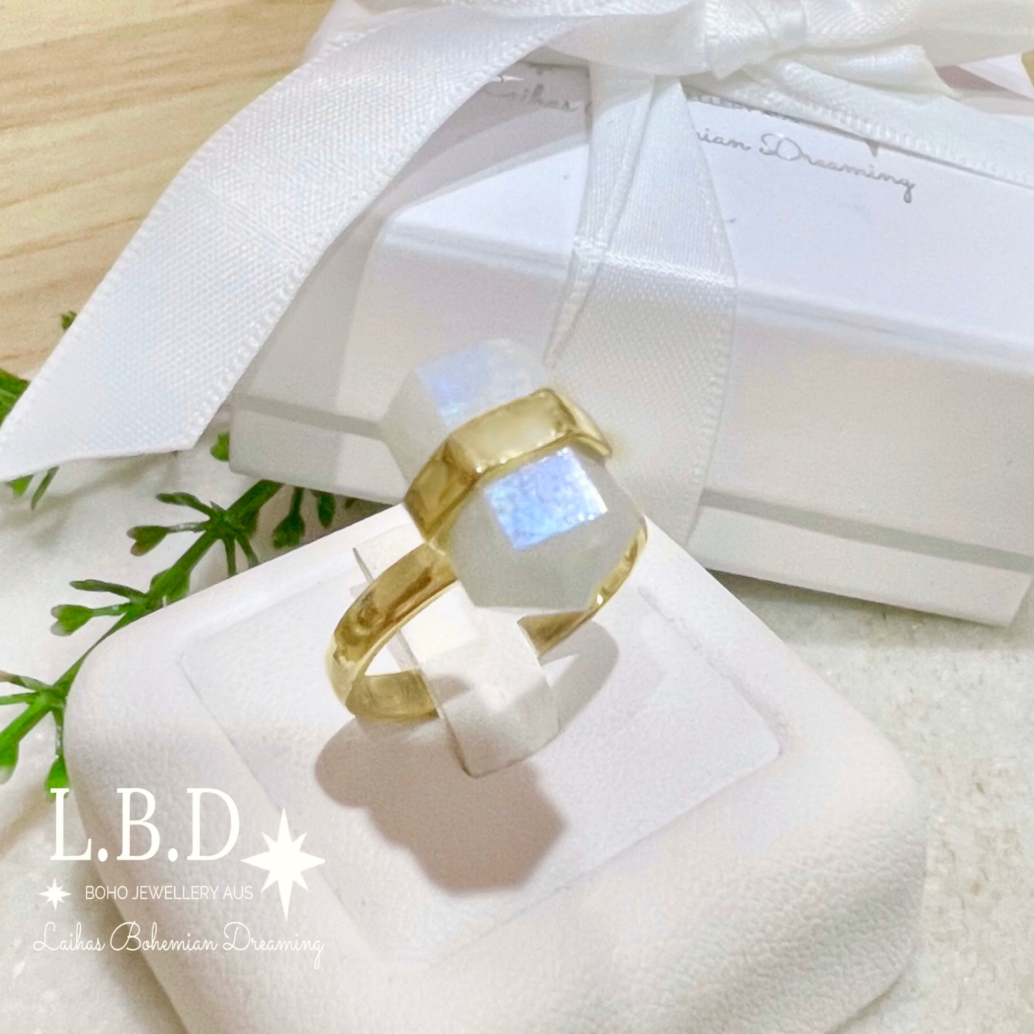 Laihas Gold Crystal Kindness Moonstone Ring for Women – Elegant Healing Jewelry for Meditation, Yoga & Spiritual Gifts