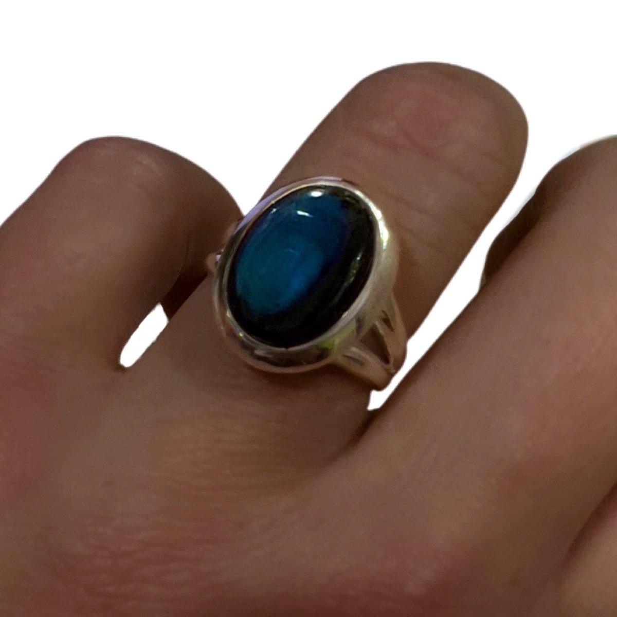 Elegant Oval Labradorite Ring for Women - Classic Chic Jewelry Gift for Her - Perfect for Weddings, Parties & Everyday Wear