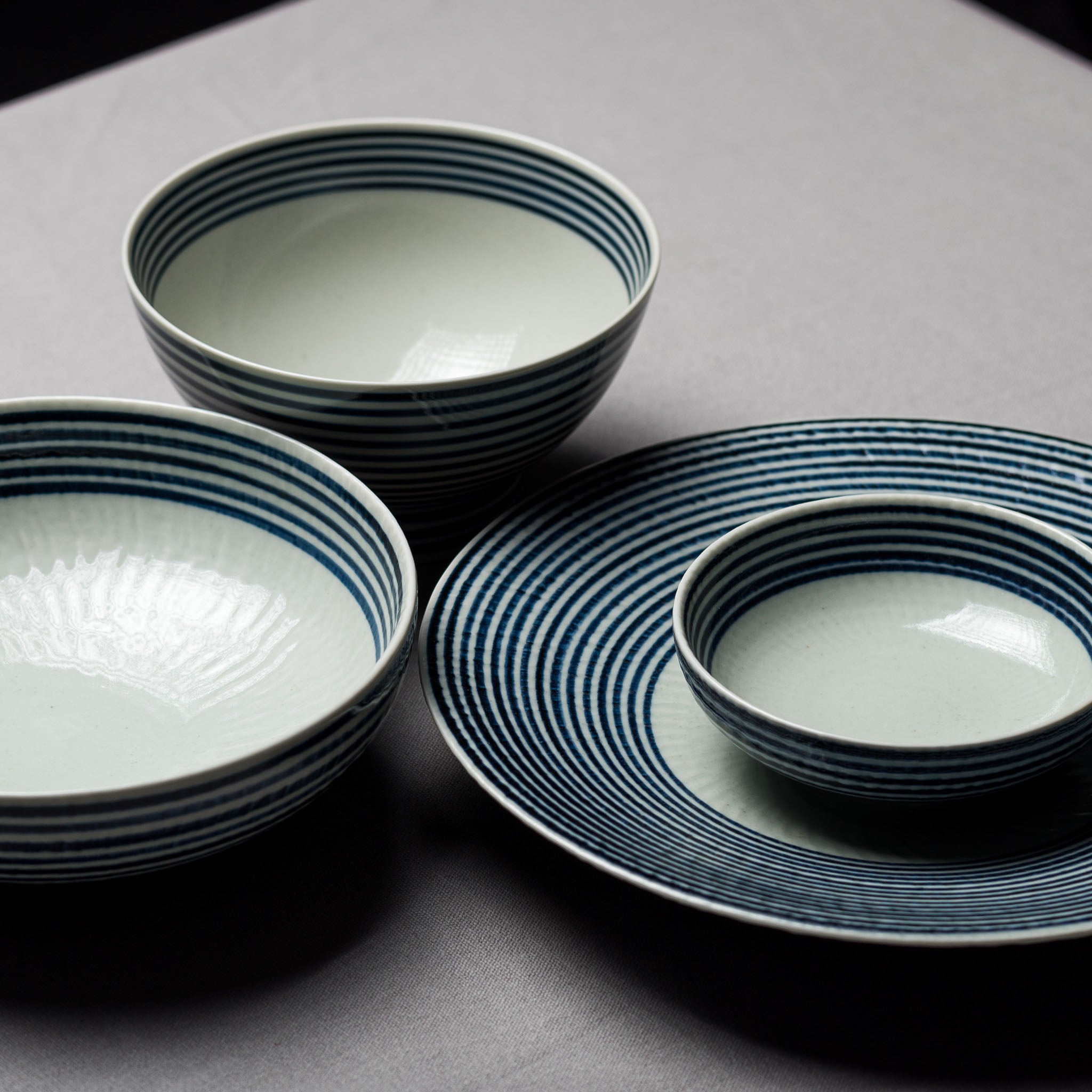 MARUHIRO Aikoma 28cm Dinner Plate - Elegant Japanese Ceramic Tableware for Home Dining & Restaurant Use