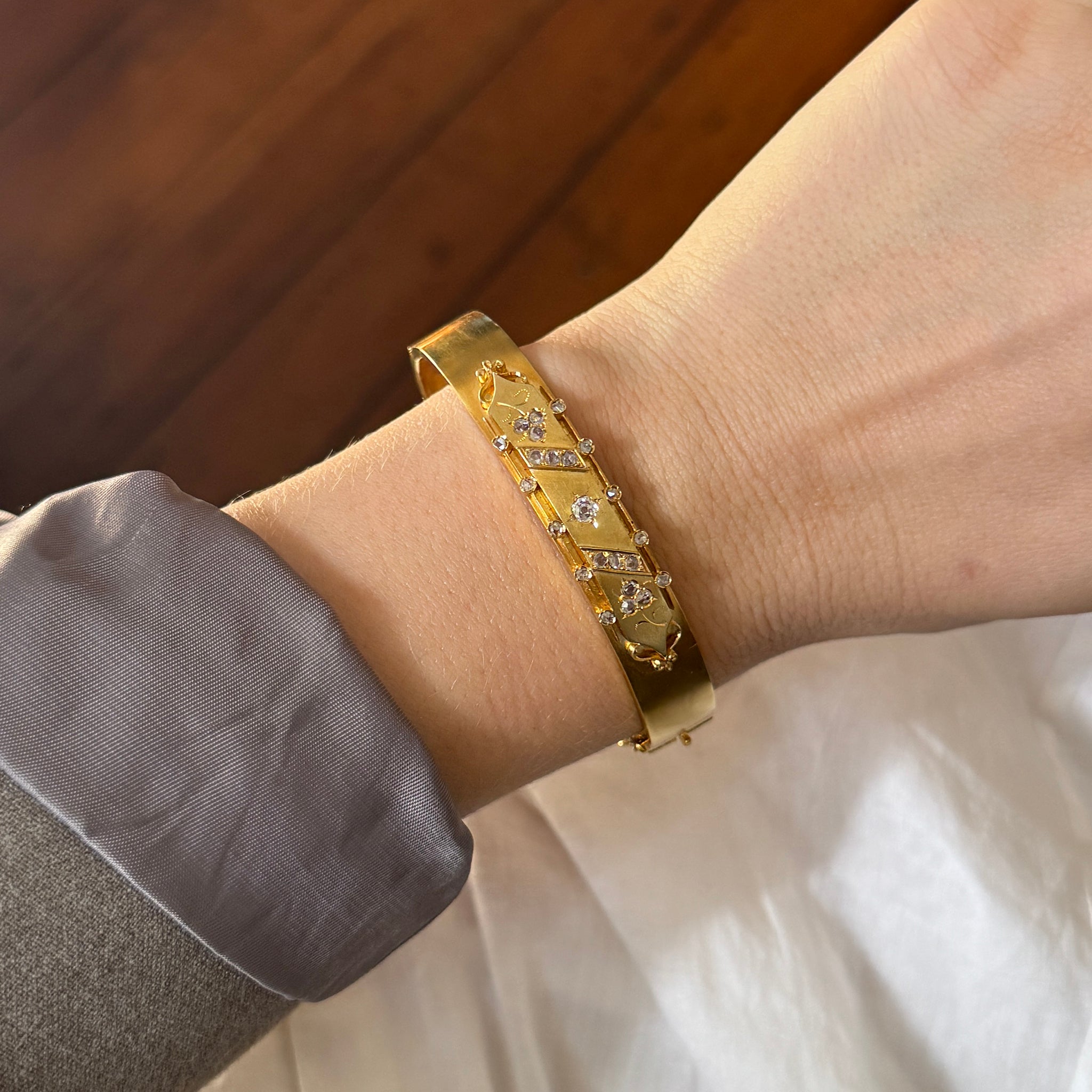 Victorian Style 18K Yellow Gold Diamond Bangle Bracelet for Women - Elegant Vintage Jewelry Gift for Weddings, Anniversaries & Special Occasions