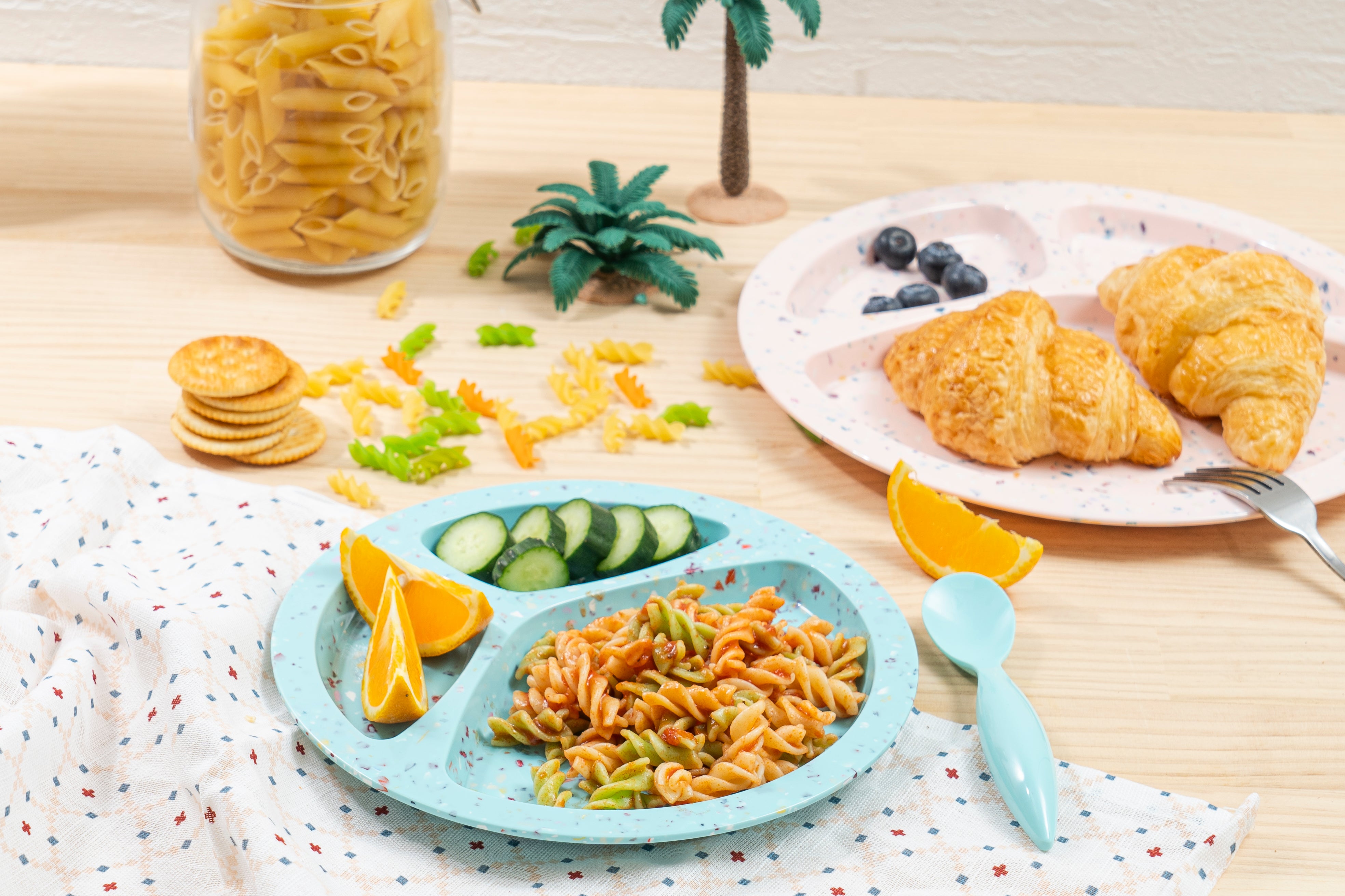 2-Piece Confetti Divided BBQ Plates - Green - Perfect for Outdoor Picnics, Backyard Grilling & Party Serving