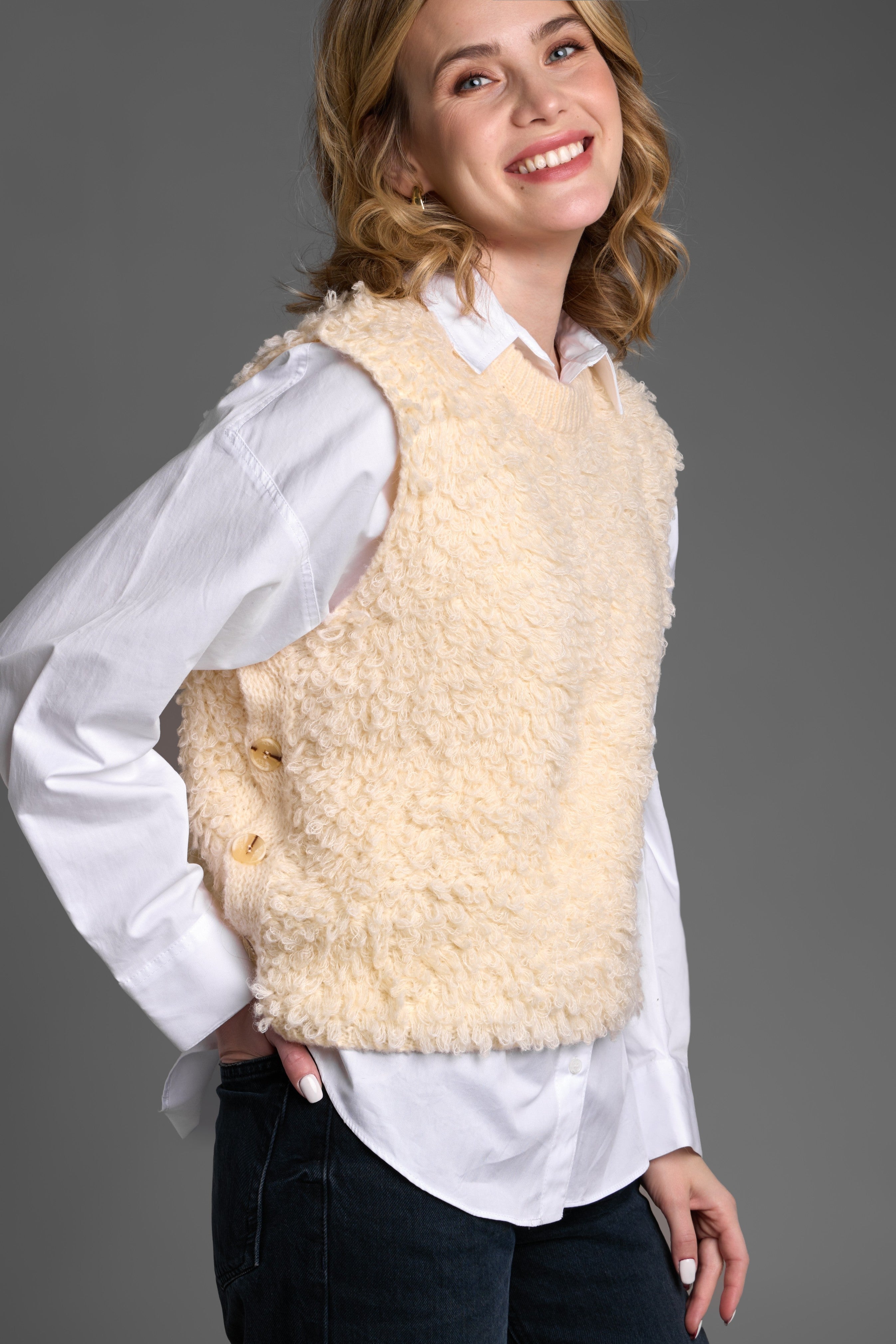 Women's Chunky Knit Sweater Vest - Cozy Cable Knit Sleeveless Pullover for Fall & Winter - Perfect for Layering, Office Wear, and Casual Outfits