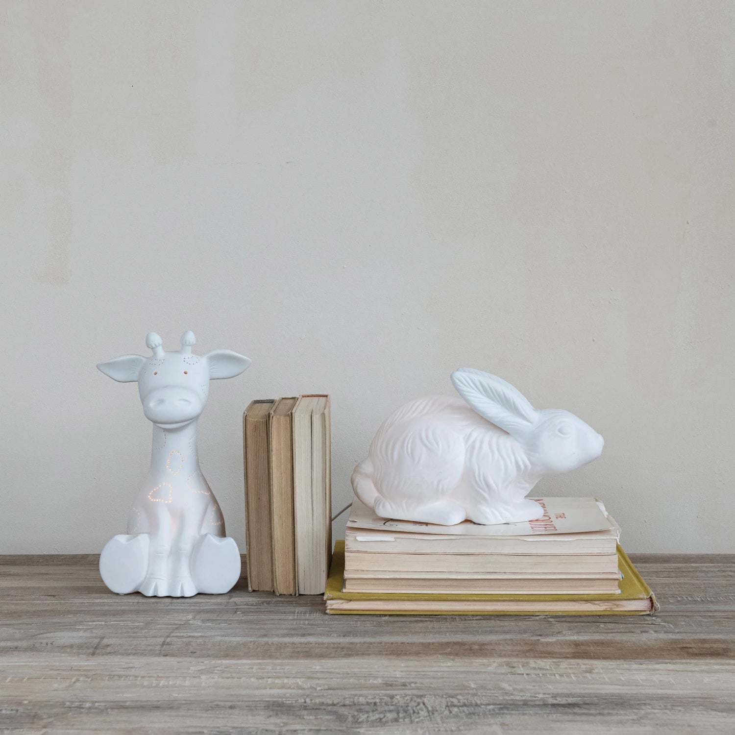 Giraffe Shaped Night Light - Cute Animal Desk Lamp for Kids Room, Nursery Decor & Bedtime Reading - Perfect Gift for Boys and Girls