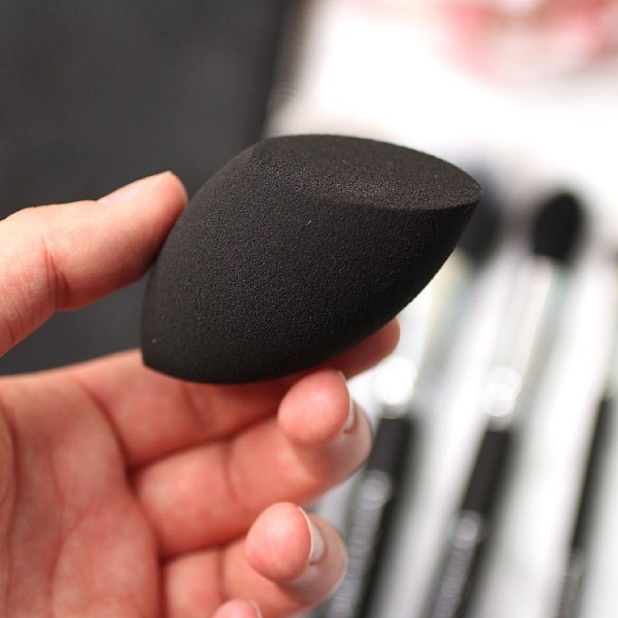 Beauty Junkees Makeup Sponge Blender - Black Contour Sponge for Liquid, Cream & Powder Foundation, Latex-Free Cosmetic Blender for Flawless Makeup Application - Perfect for Everyday Use, Professional Makeup & Travel