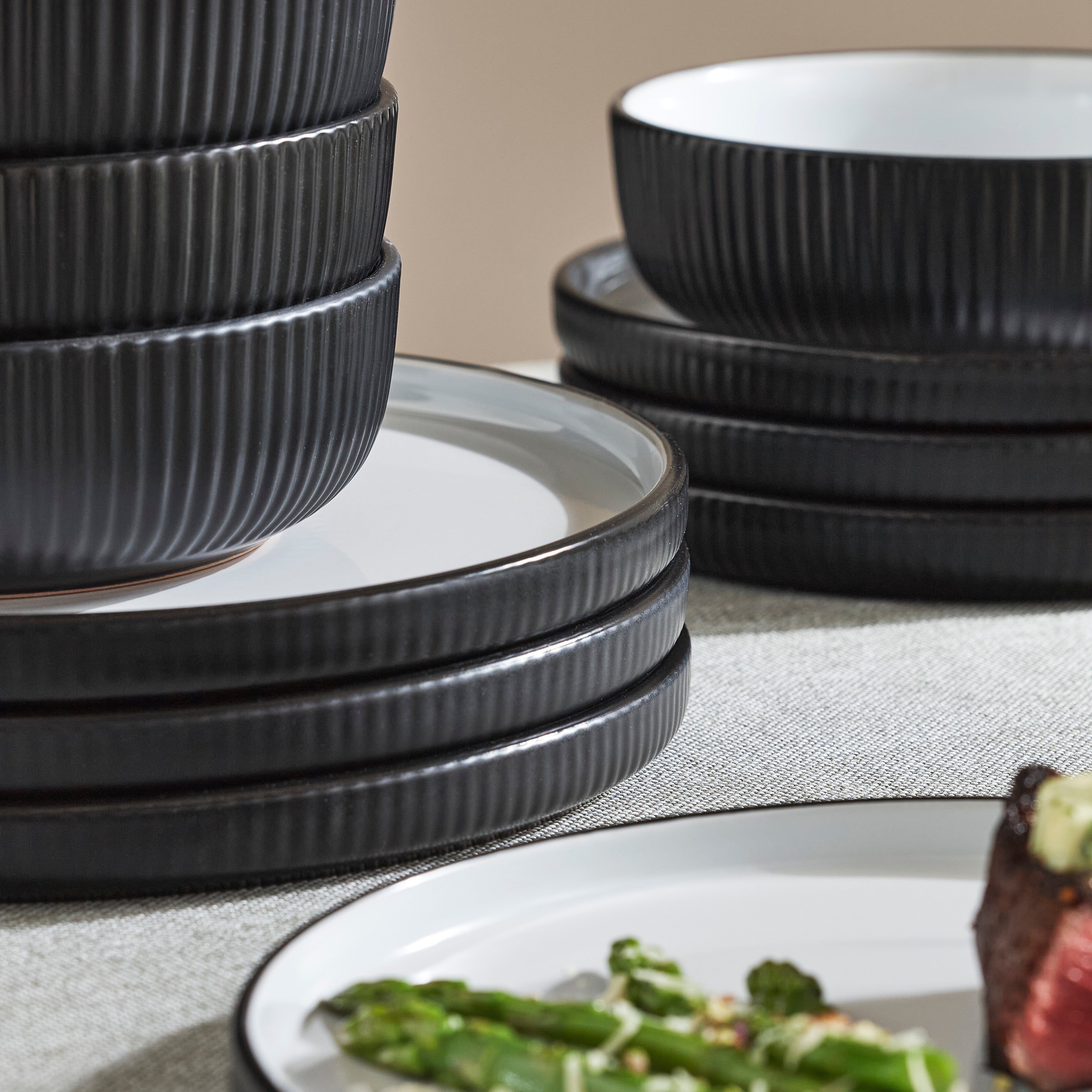 Premium Laro Stoneware Dinnerware Set - 16-Piece Black Porcelain Dinner Plates, Bowls & Mugs - Elegant & Durable for Everyday Use, Dinner Parties & Restaurant Serving