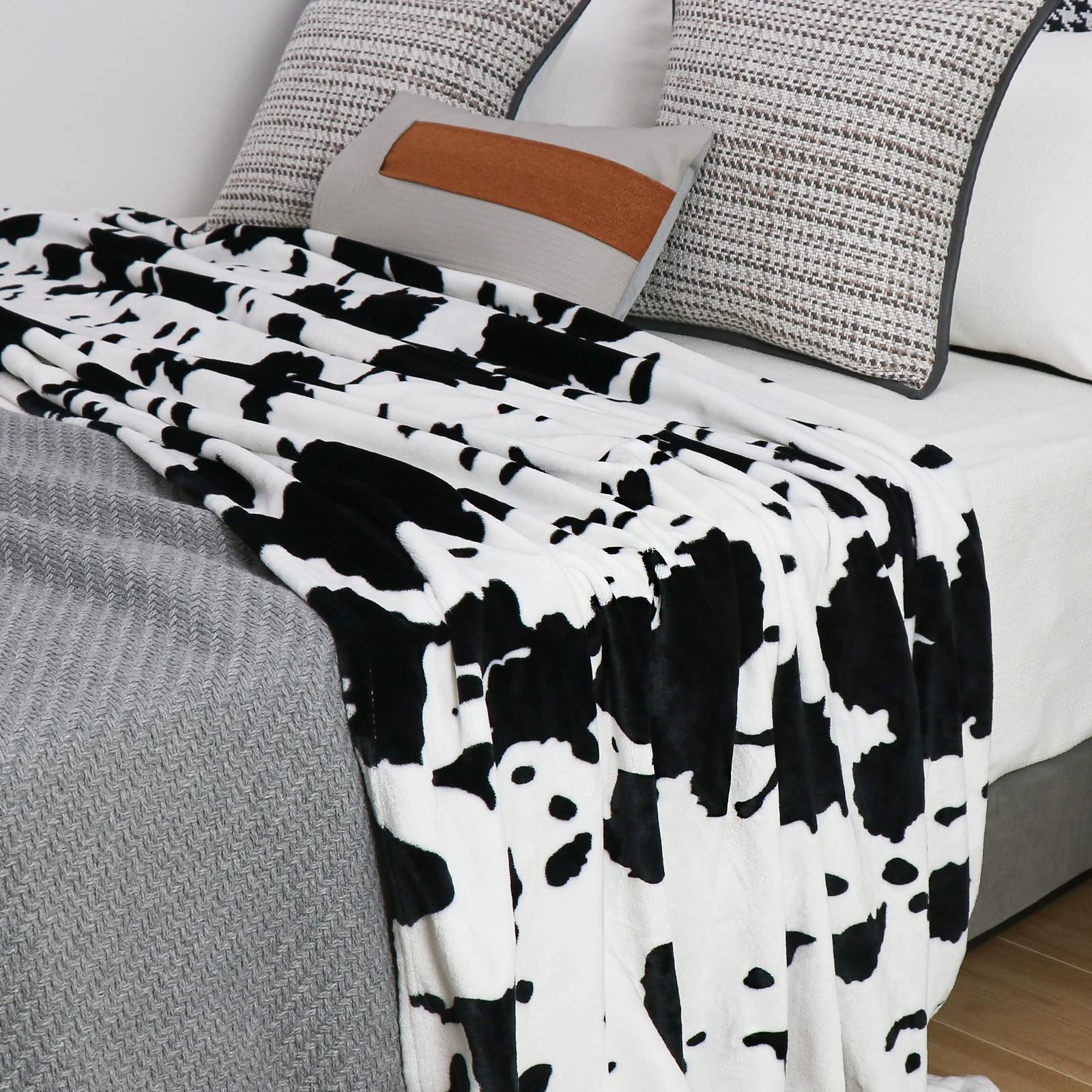 Soft & Warm Cow Print Fleece Blanket - Twin Size 60x80 Inch Cozy Flannel Throw for Bed, Couch & Sofa - Lightweight Fuzzy Blanket for Valentine's Day, Mother's Day & Father's Day Gifts - Perfect for Home Decor, Movie Nights & Winter Snuggling
