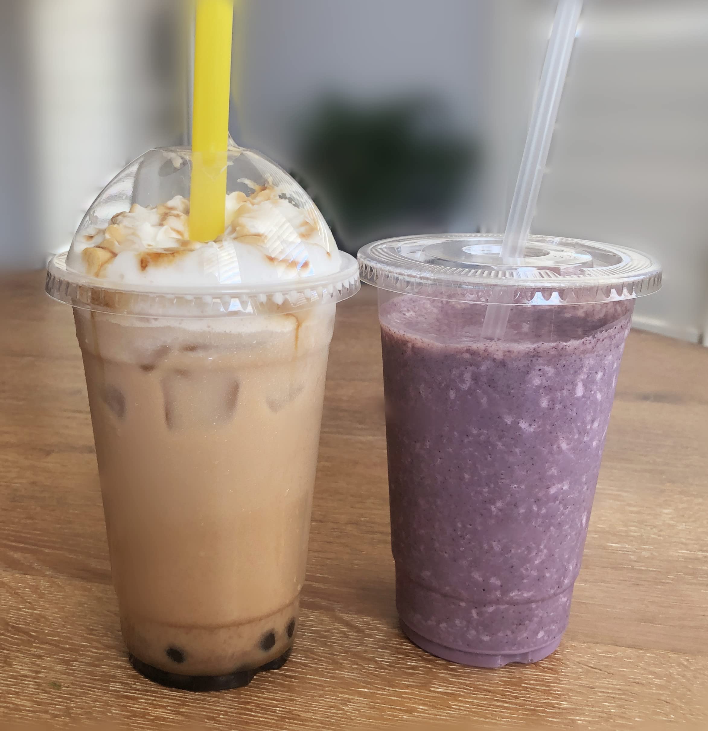 4U'LIFE 20 oz Clear PET Plastic Cold Drink Cups with Flat Lids & Straw Slots - 16-Pack Set for Iced Coffee, Smoothies, Bubble Tea, and Party Beverages