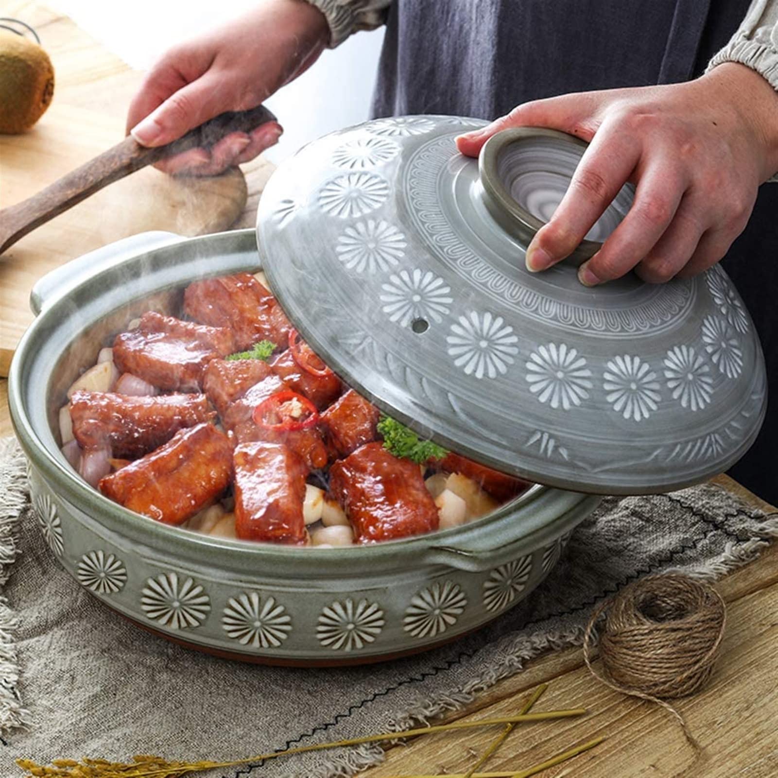 Ceramic Hot Pot with Lid - 24.5 * 13CM Round Earthenware Clay Casserole for Stew, Soup & Cooking - Heat Insulation Cookware in Blue White Porcelain - Perfect for Family Dinners, Hot Pot Parties & Asian Cuisine