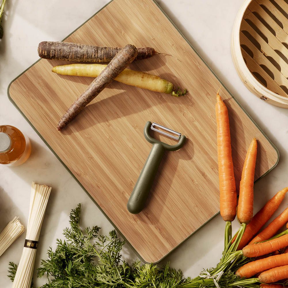 EVA SOLO Green Vegetable Peeler - Ergonomic Kitchen Tool for Peeling Fruits & Vegetables - Perfect for Home Cooking, Meal Prep & Professional Chefs