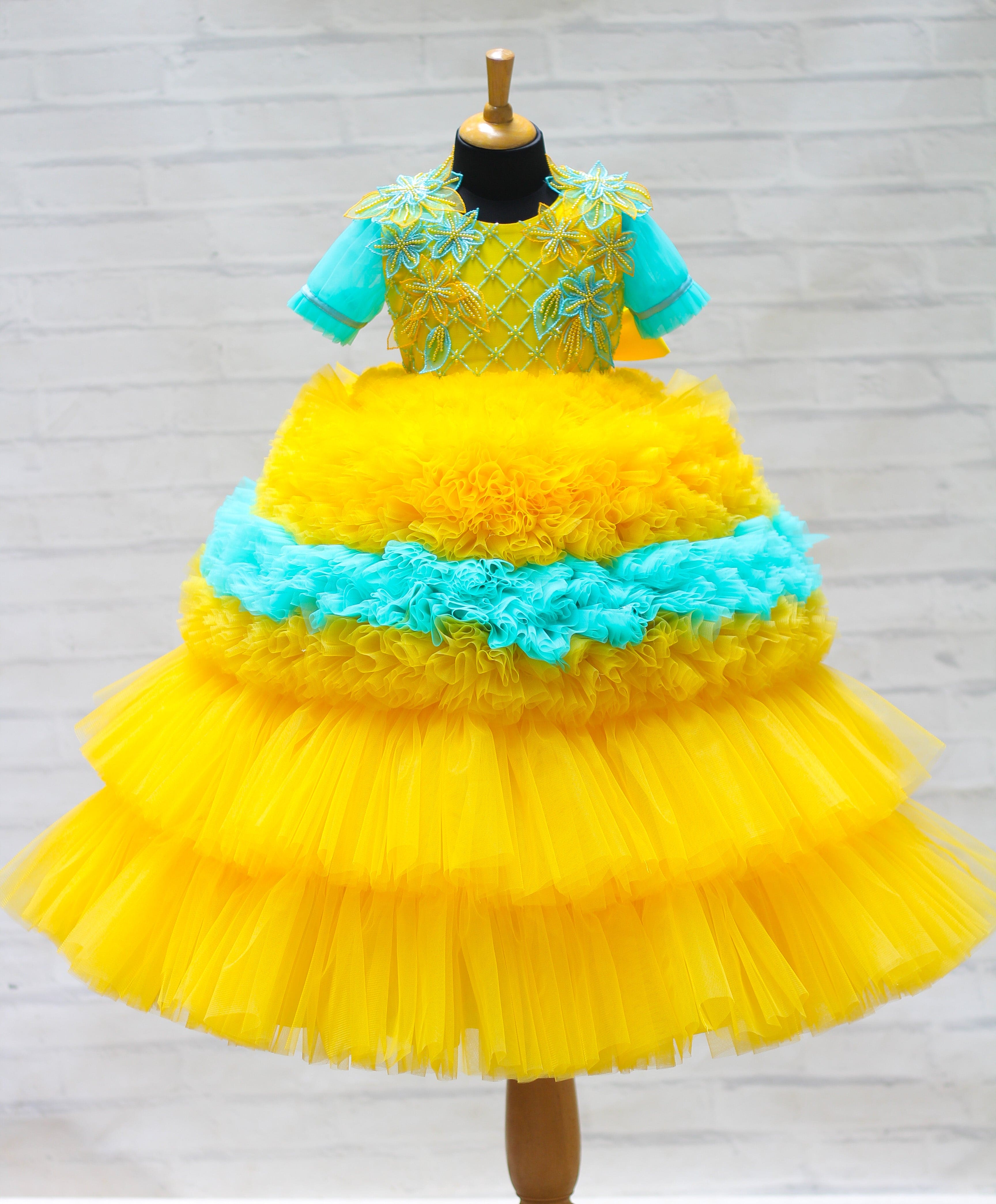 Pre-Order: Vibrant Yellow Dancing Flamingo Decor - Perfect for Pool Parties, Tropical Themed Events & Backyard Decorations