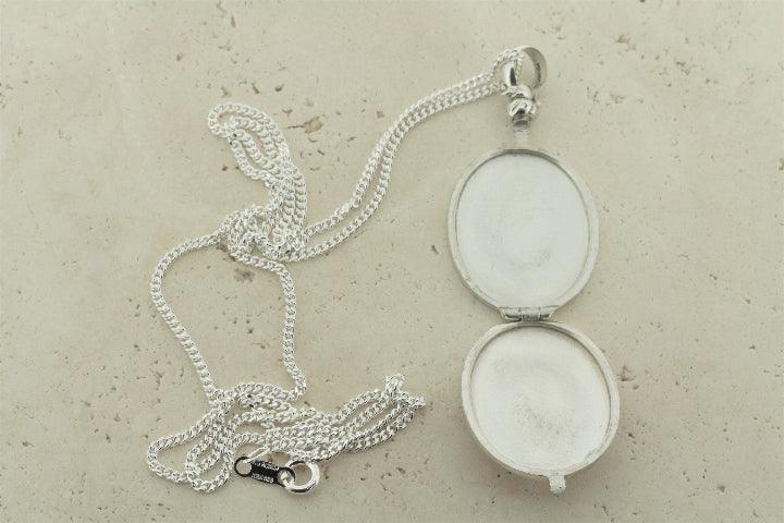 Elegant Oval Locket Pendant with 55cm Link Chain - Perfect for Valentine's Day Gifts, Anniversary Presents & Everyday Jewelry