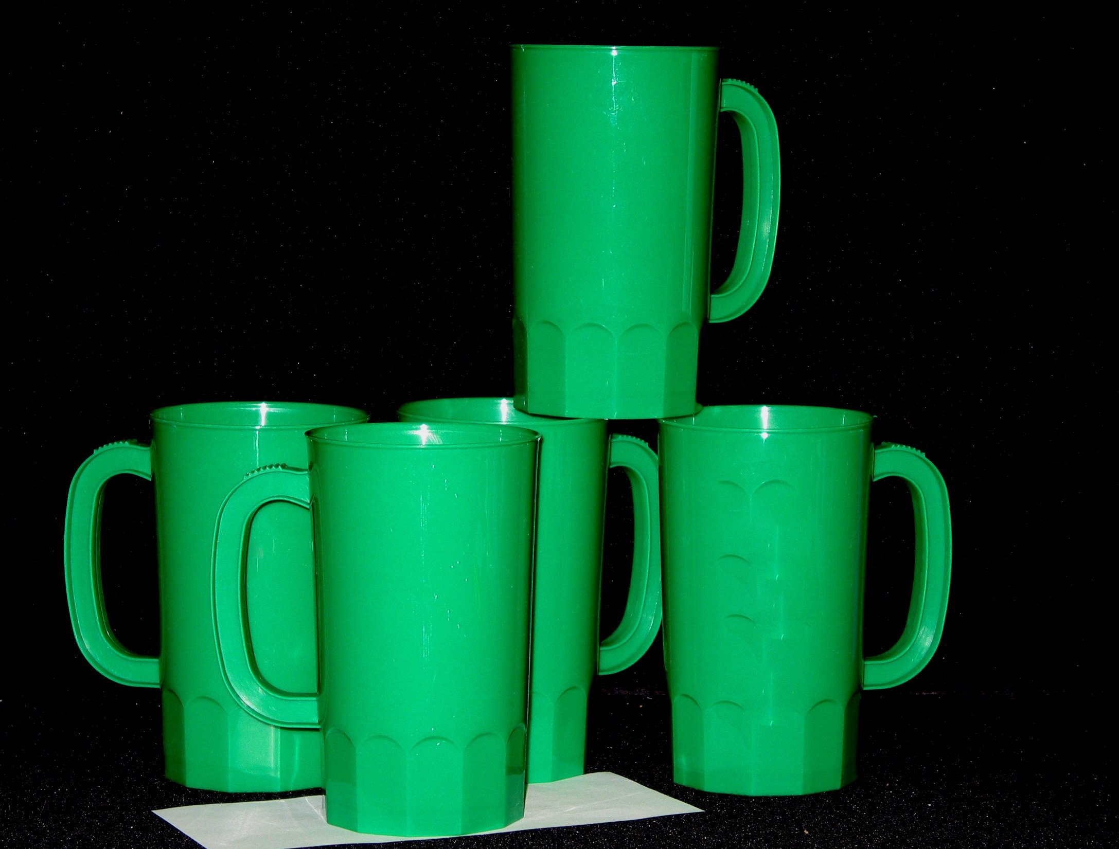 32oz Plastic Beer Mugs Set of 8 - Green Party Cups for Oktoberfest, Tailgating & Backyard BBQs - Durable Shatterproof Drinking Glasses for Beer, Cocktails & Beverages
