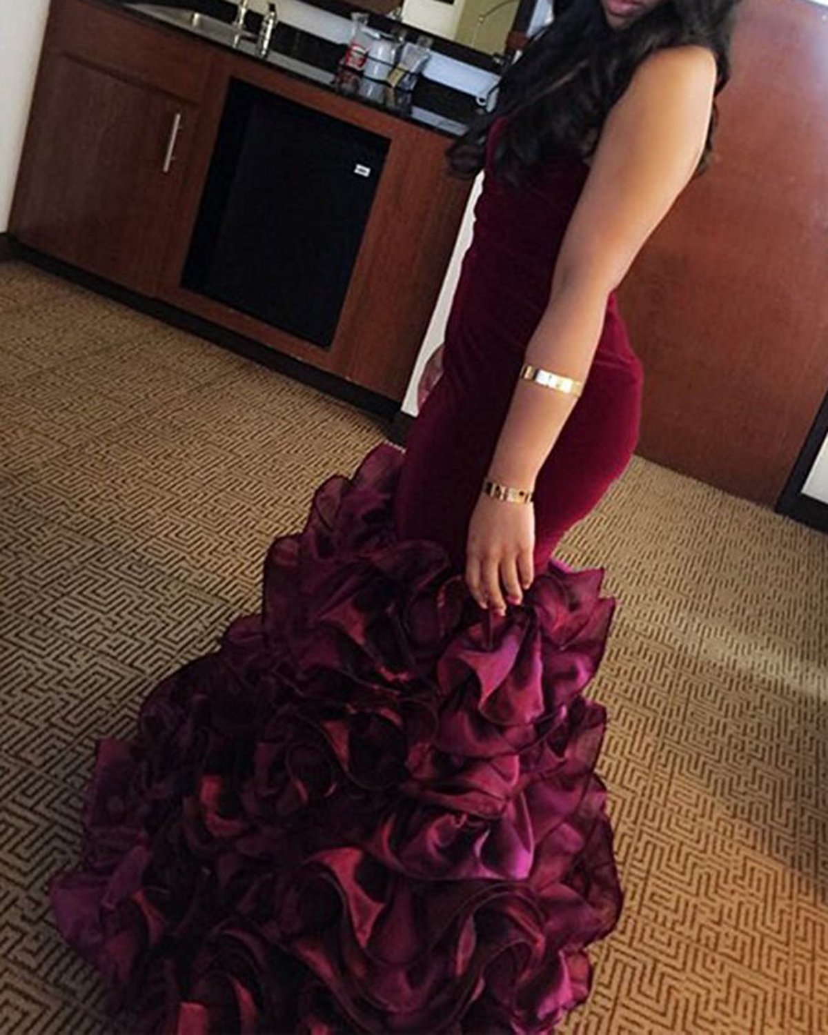 Elegant Burgundy Velvet Long Mermaid Prom Dress for Women - Formal Evening Gown for Homecoming, Wedding Guest & Special Occasions