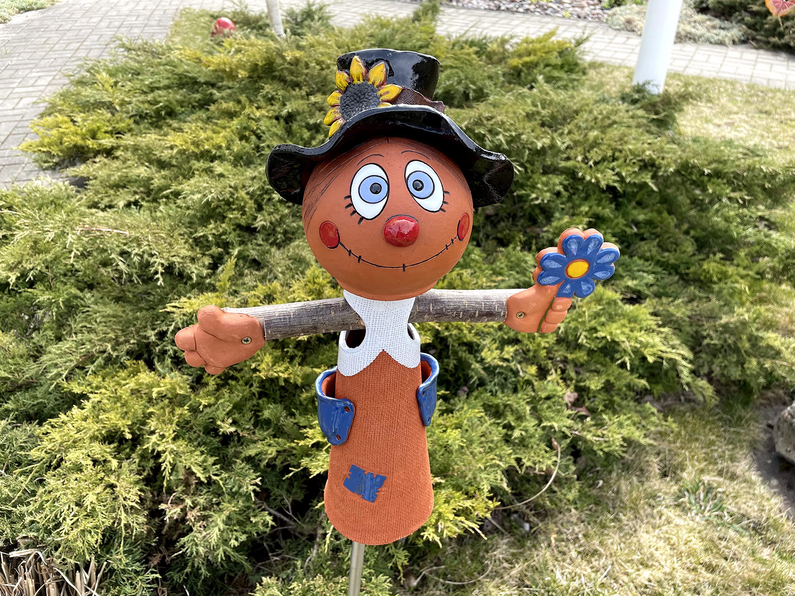 Handmade Frostproof Ceramic Scarecrow Lawn Stake - Unique Outdoor Garden Statue Decor for Women & Men - Perfect Gardening Gift for Yard, Patio, or Farmhouse Decor