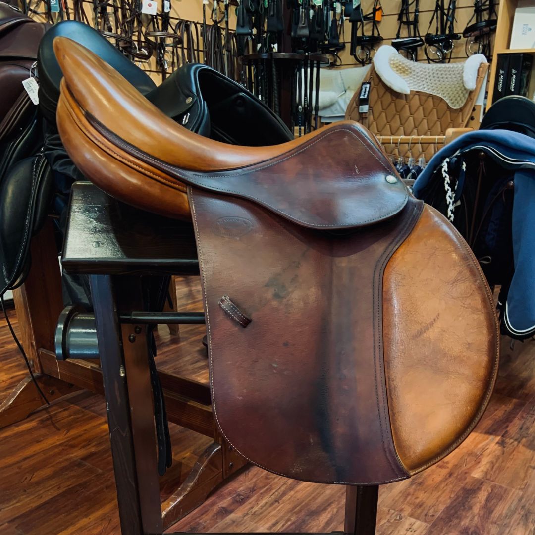 Devacoux Biarritz Original Close Contact Consignment Saddle - Size 17 Medium | English & Western Riding, Dressage, Jumping | Perfect for Professional Equestrians & Horse Shows