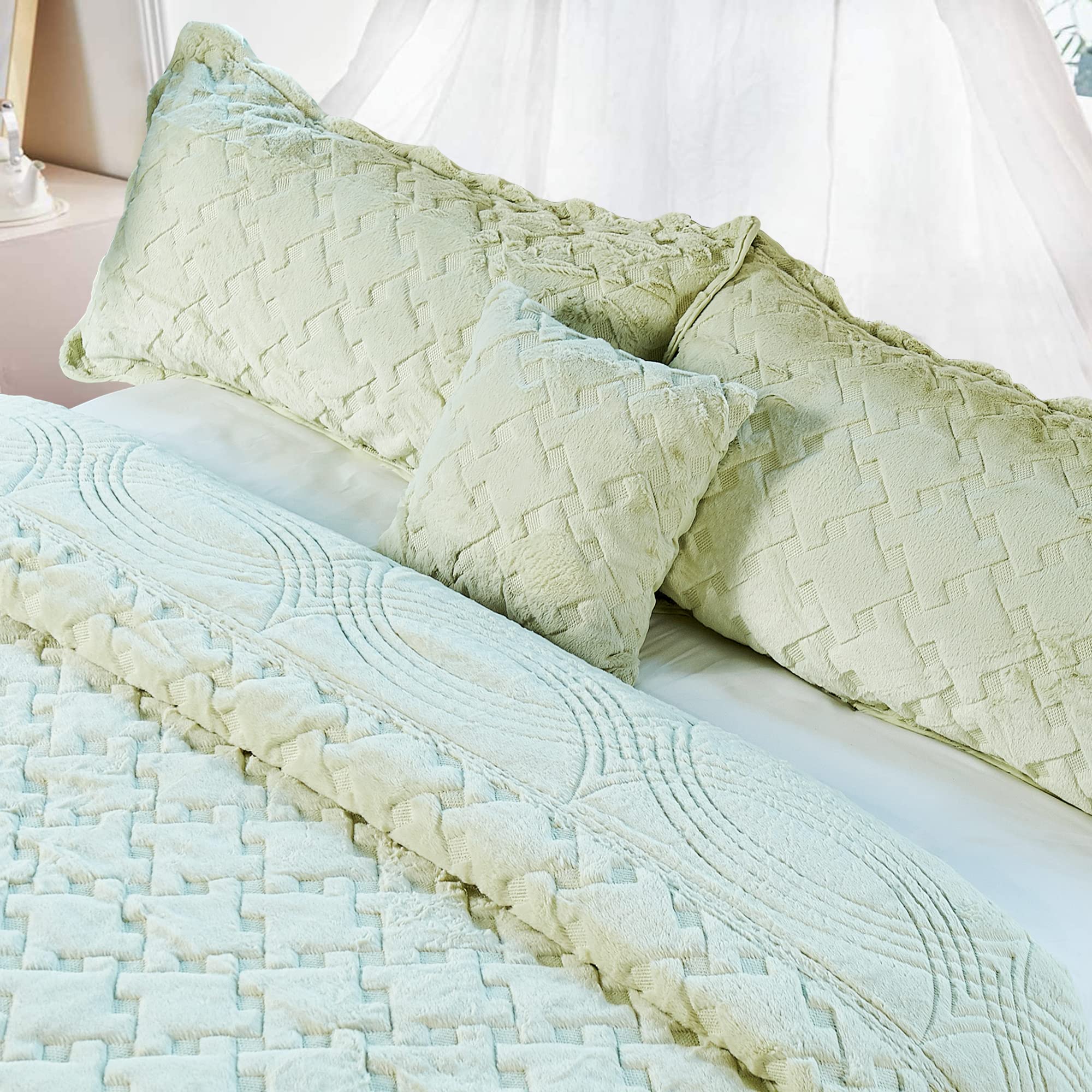 Premium Oversized King 4-Piece Faux Fur Quilted Bedding Set - Soft Plush Warm Breathable Tatami Bedspread with Matching Shams (120