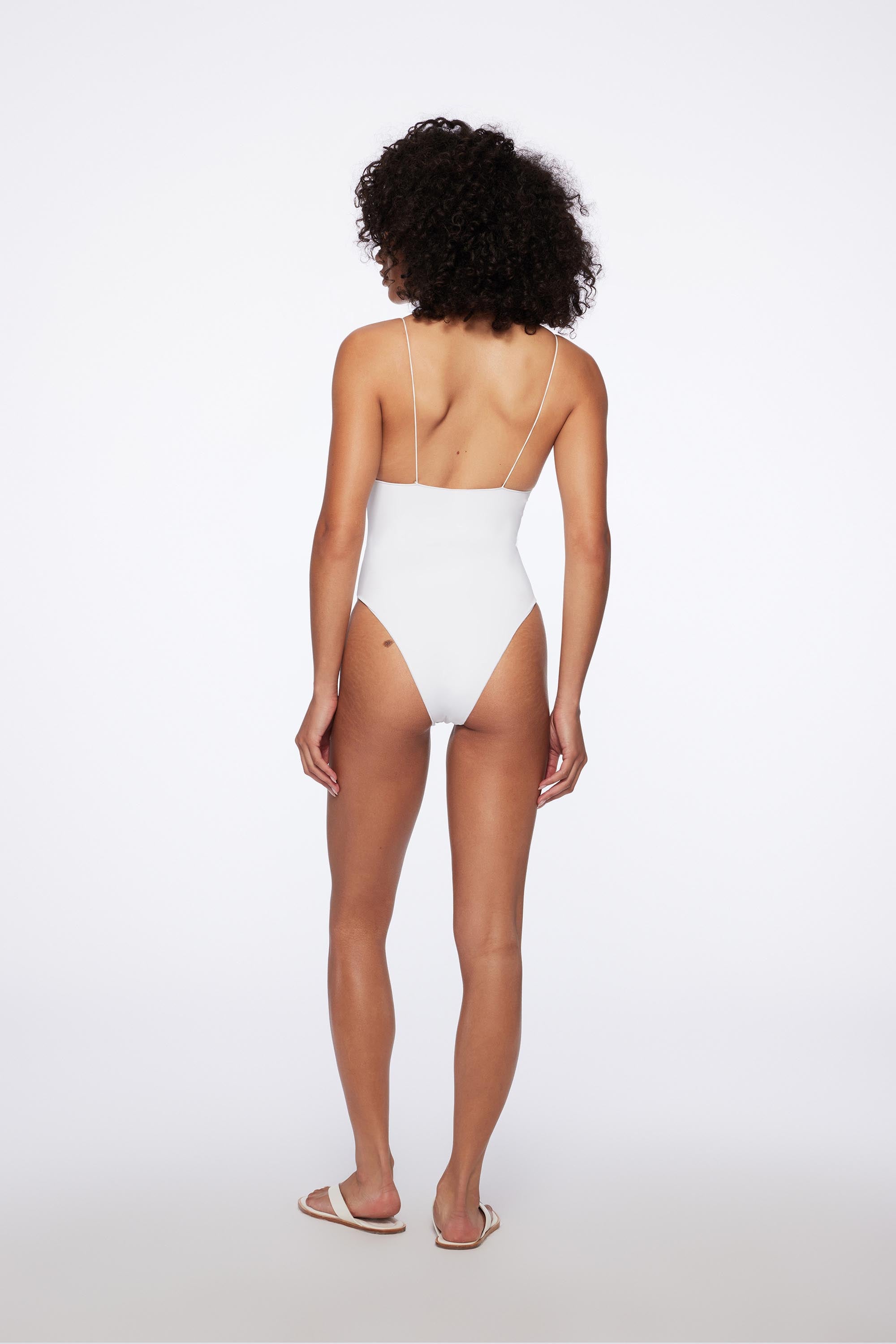 White Compression Sculpting C - Perfect for Post-Workout Recovery & Muscle Support | Ideal for Athletes & Fitness Enthusiasts