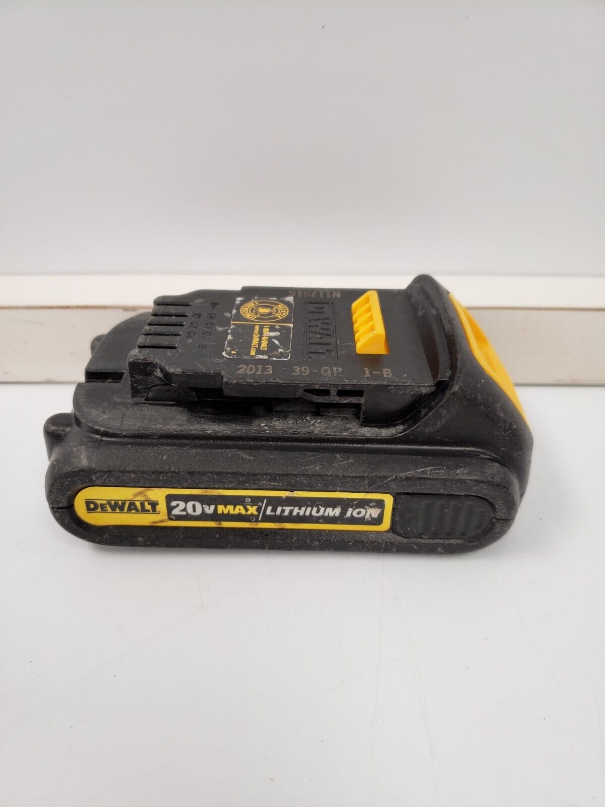 DEWALT DCB201 20V MAX Lithium-Ion Battery Pack - Compatible with DEWALT 20V Tools - Power Drills, Saws, Flashlights & More - Ideal for Construction, DIY Projects & Home Improvement