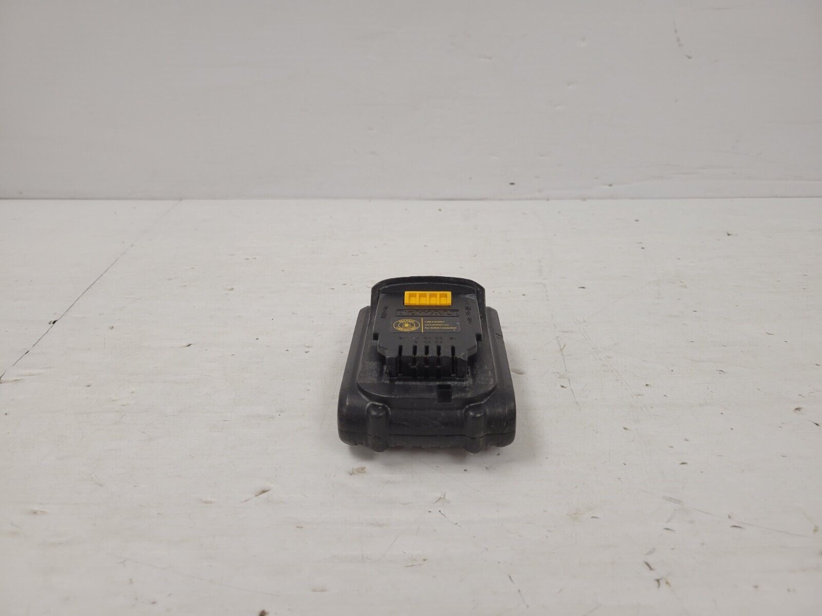 DEWALT DCB201 20V MAX Lithium-Ion Battery Pack - Compatible with DEWALT 20V Tools - Power Drills, Saws, Flashlights & More - Ideal for Construction, DIY Projects & Home Improvement