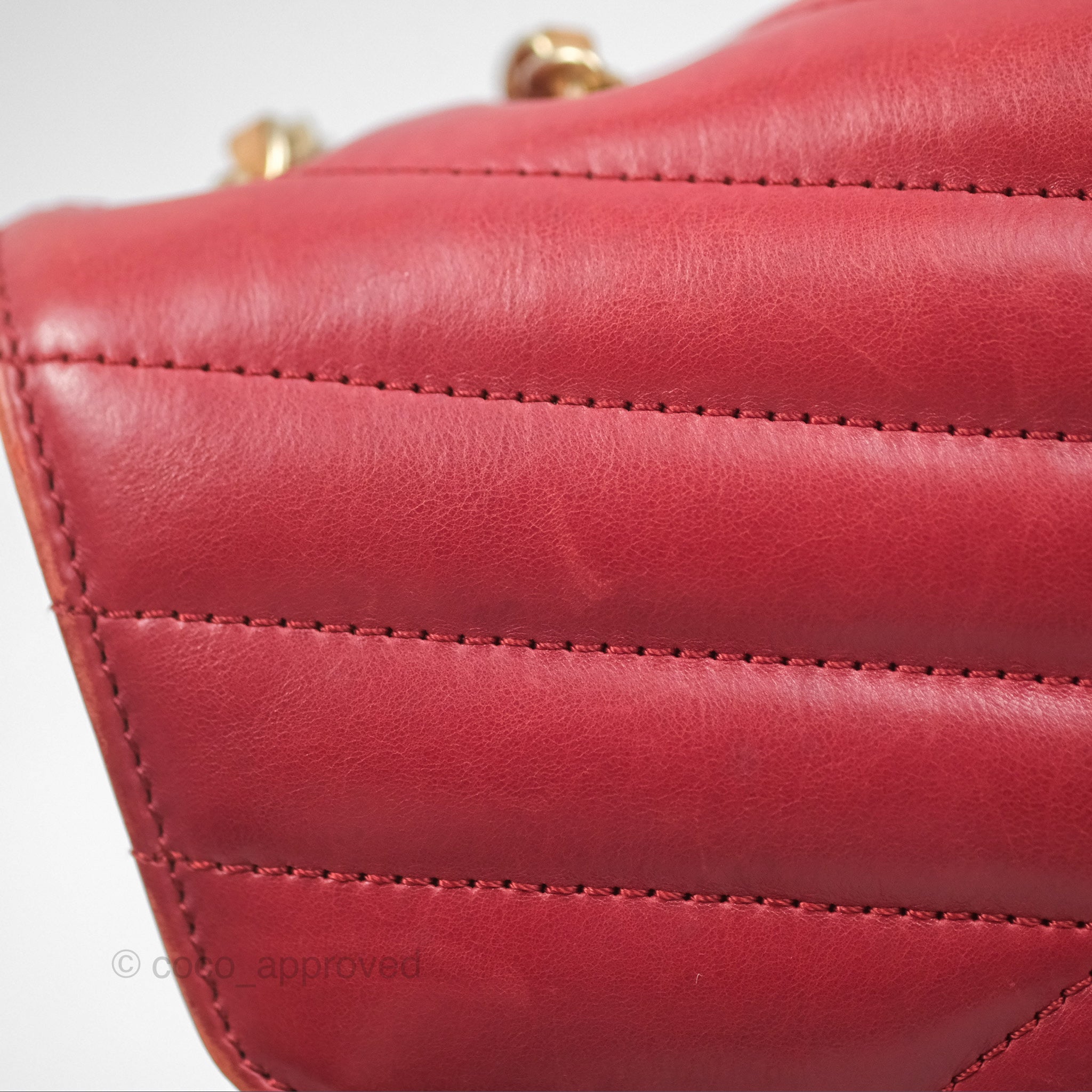 Chanel Chevron Shoulder Bag in Red Calfskin Leather with Aged Gold Hardware - Luxury Crossbody Purse for Women, Perfect for Parties, Date Nights & Special Occasions