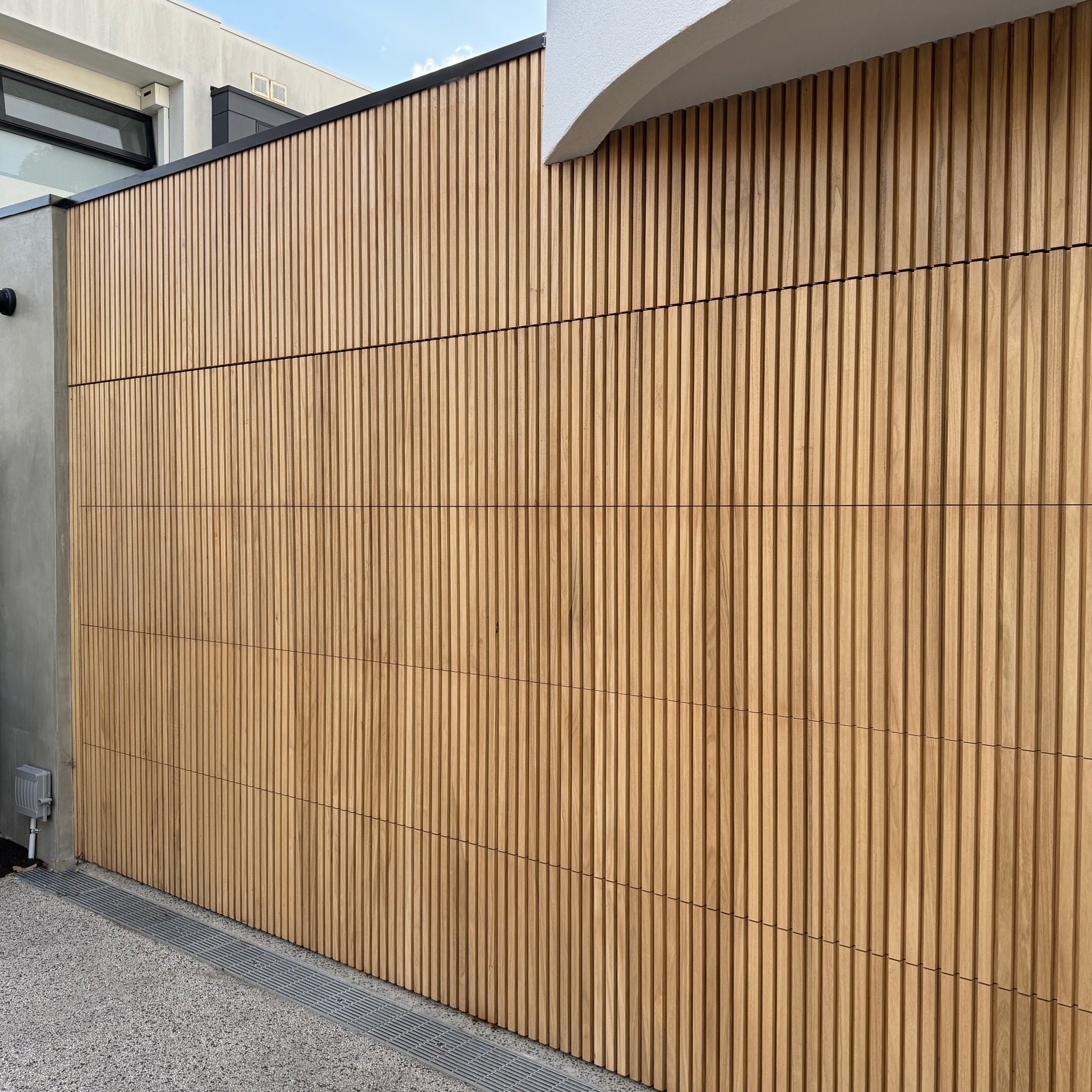Premium Solid Oak Wood Slats for Wall & Ceiling Cladding - 2700mm x 545mm - Perfect for Pool Fences, Outdoor Decks & Indoor Feature Walls