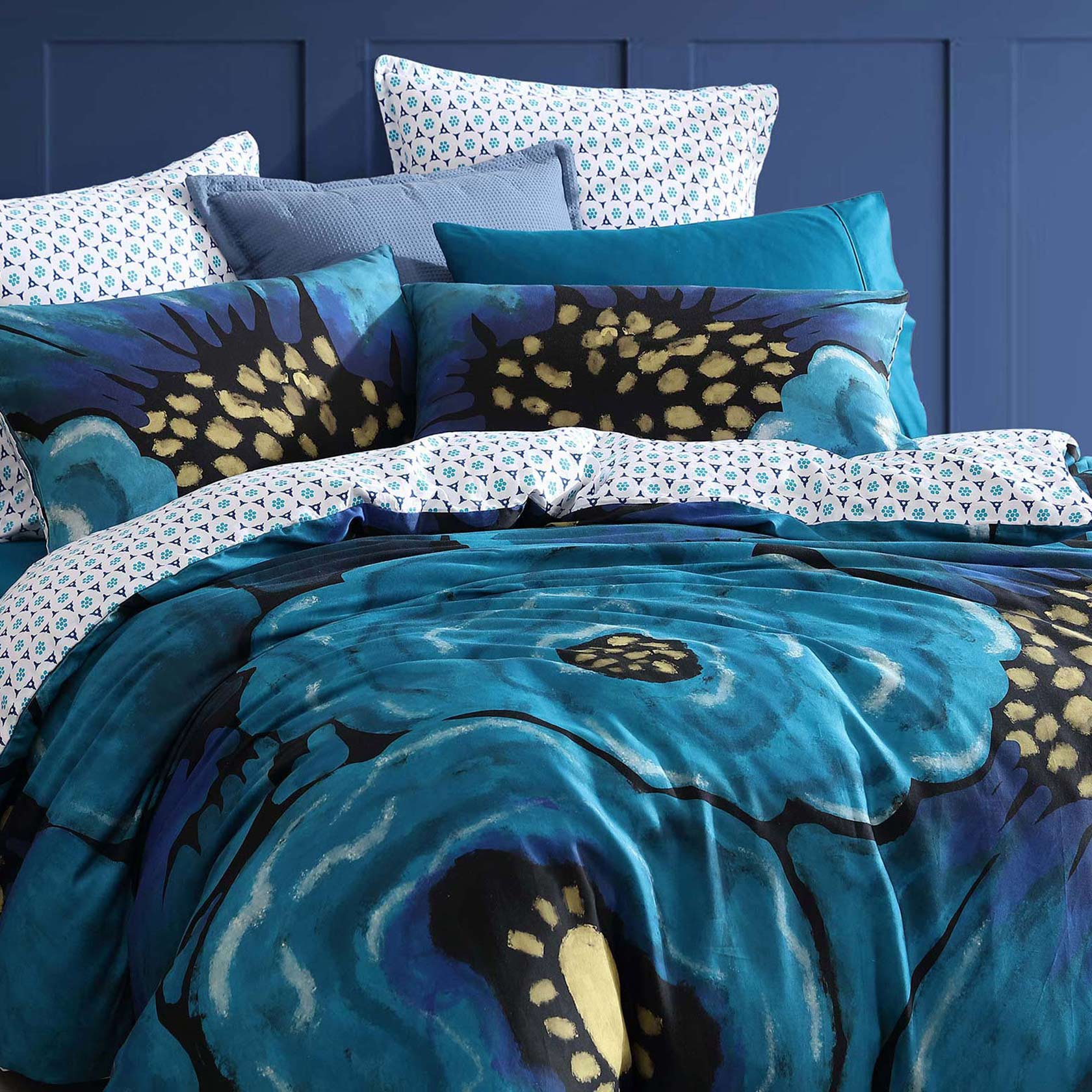 Luxury Avalon Blue Quilt Cover Set - King Size Bedding by Logan & Mason | Soft Microfiber Duvet Cover with Pillow Shams | Perfect for Master Bedroom, Guest Room & Hotel Decor