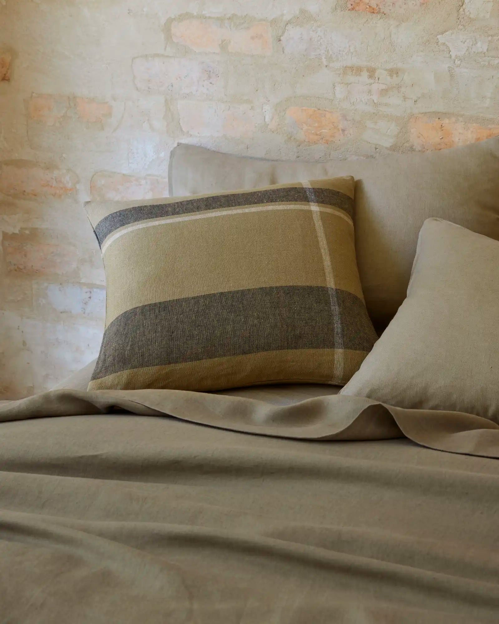 Premium Ravello Flat Sheet Set - 100% Breathable Cotton, Wrinkle-Resistant, Soft & Comfortable - Perfect for Bedroom, Guest Room, or Vacation Home - Queen/King Size Options Available