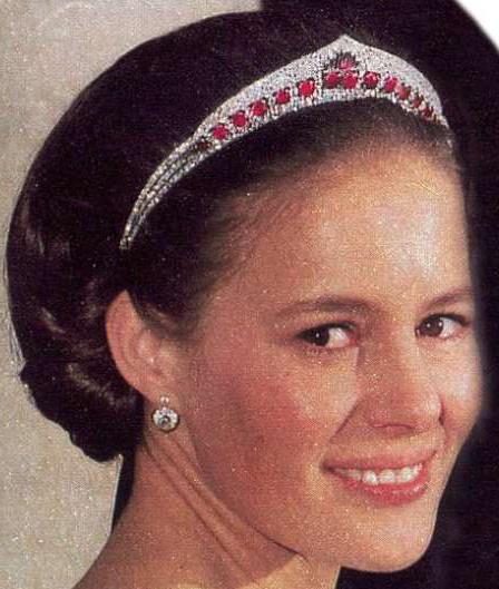 DUCHESS OF CALABRIA Simulated Diamond Royal Bridal Crown Tiara - Elegant Wedding Headpiece for Brides, Princess Costume Accessory & Photo Shoot Prop