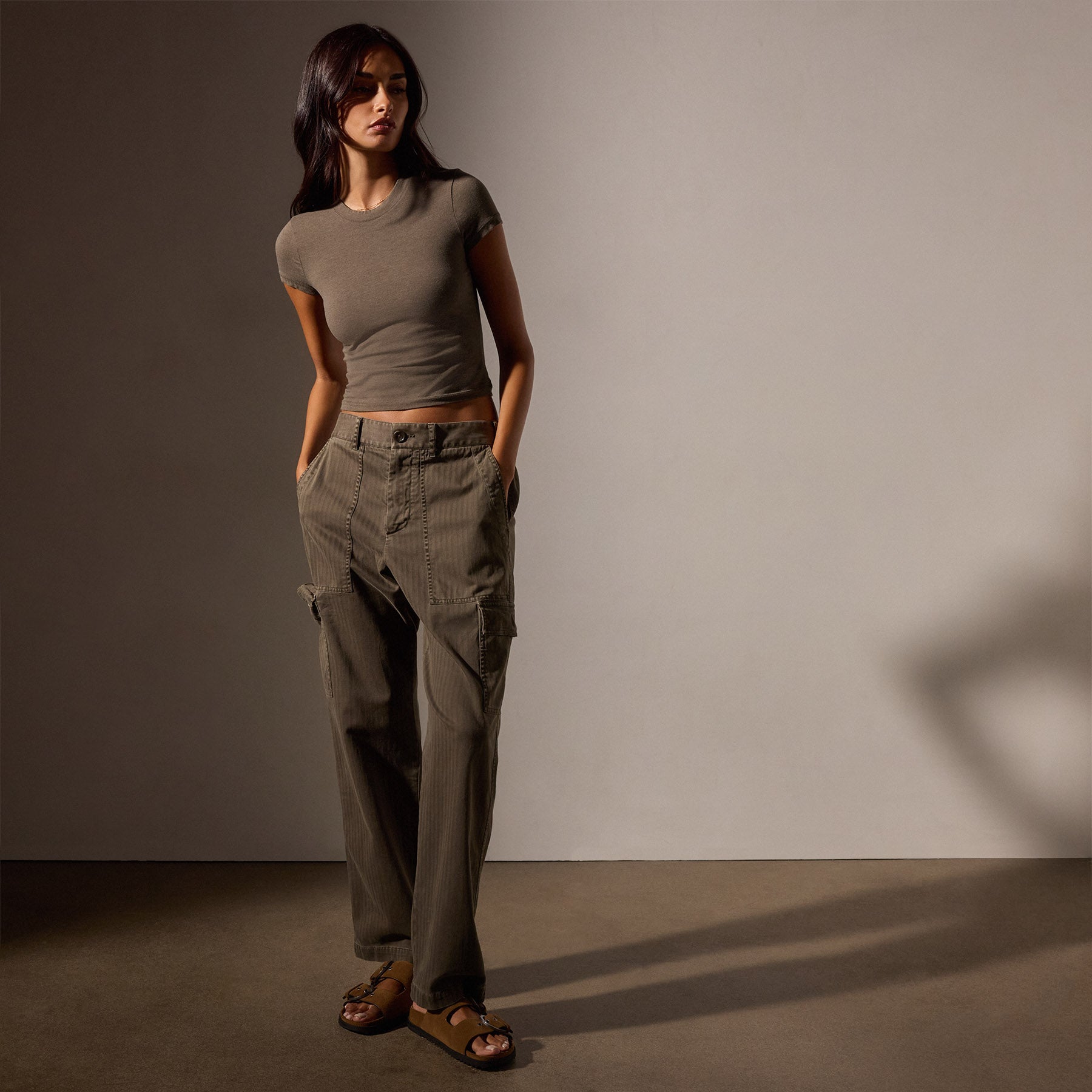 Short Sleeve Cropped T-Shirt for Women - Army Green Casual Top | Perfect for Summer Outfits, Streetwear & Layering