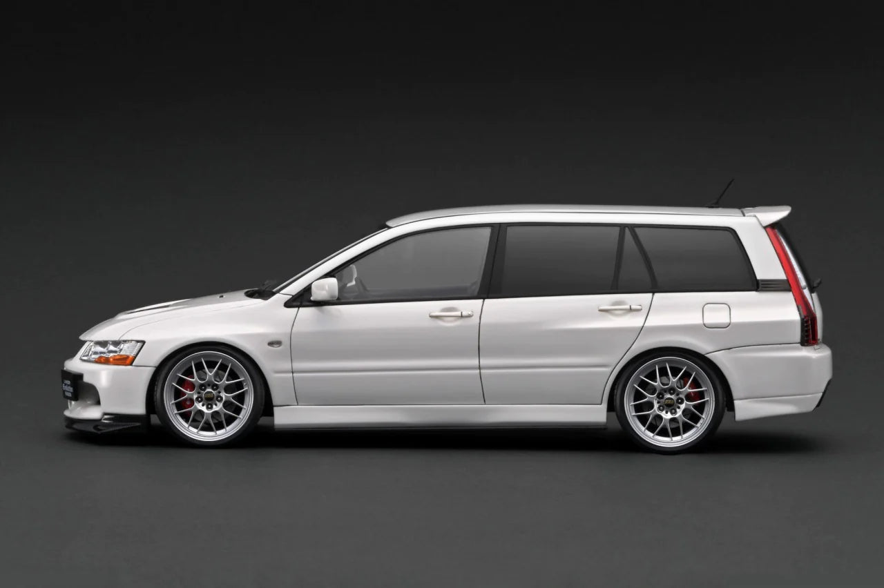 1:18 Scale Mitsubishi Lancer Evolution Wagon (CT9W) White Diecast Model Car - Perfect for Collectors, Racing Enthusiasts & Display Showcase