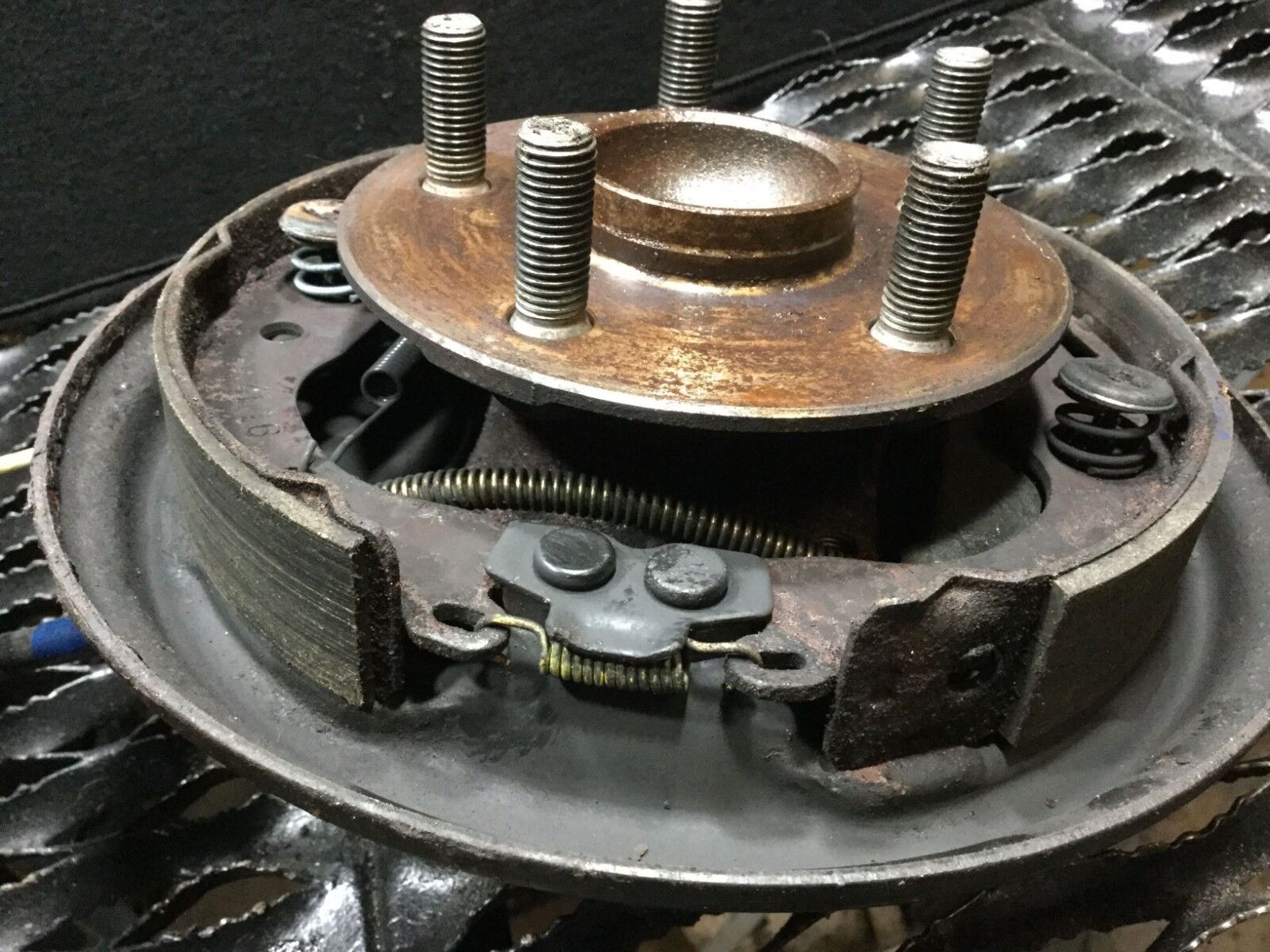 2004-2009 Toyota Prius Rear Left Driver Side Spindle Knuckle Hub Assembly - OEM Replacement Part for Smooth Driving & Wheel Alignment