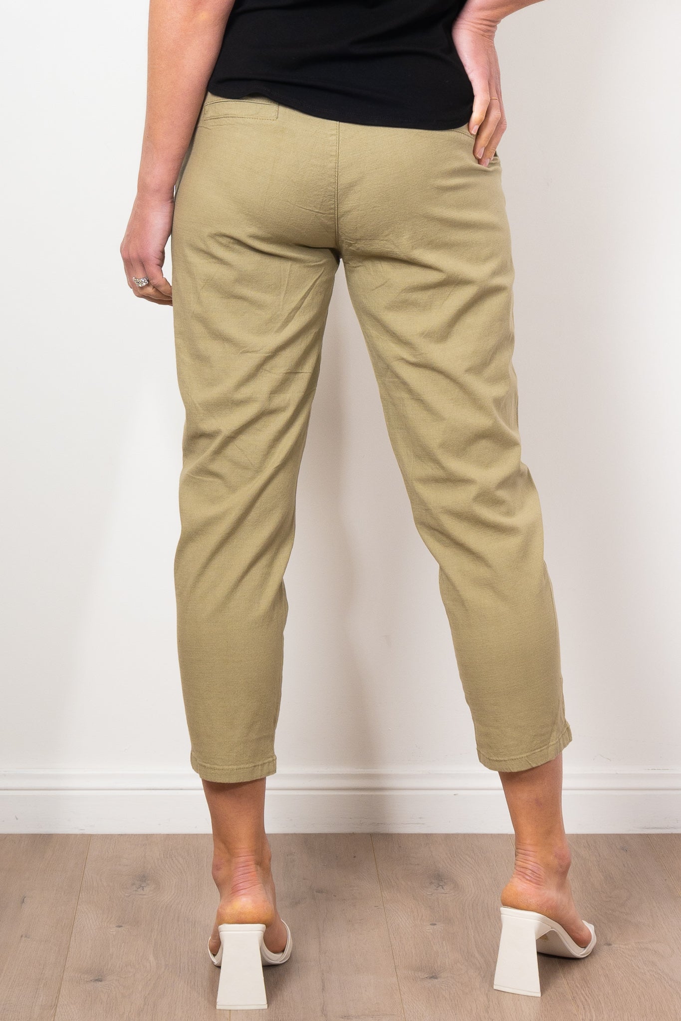 Vassalli Women's 7/8 Length Skinny Stretch Lightweight Pants for Work, Travel & Everyday Comfort