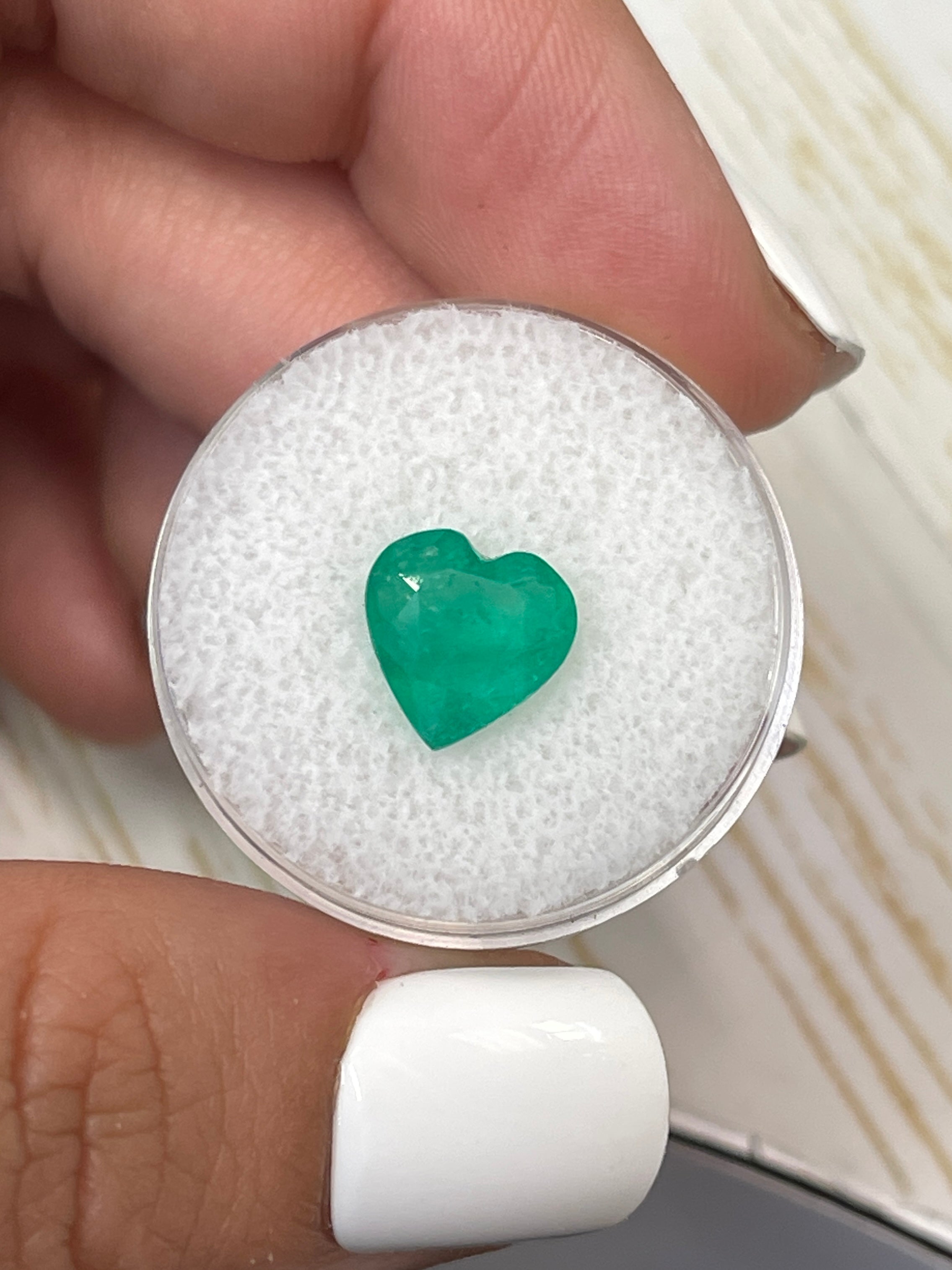 2.52 Carat Natural Colombian Emerald Heart Cut Loose Gemstone - 9.5x9.5mm Vivid Green for Jewelry Making, Engagement Rings & Collector's Items