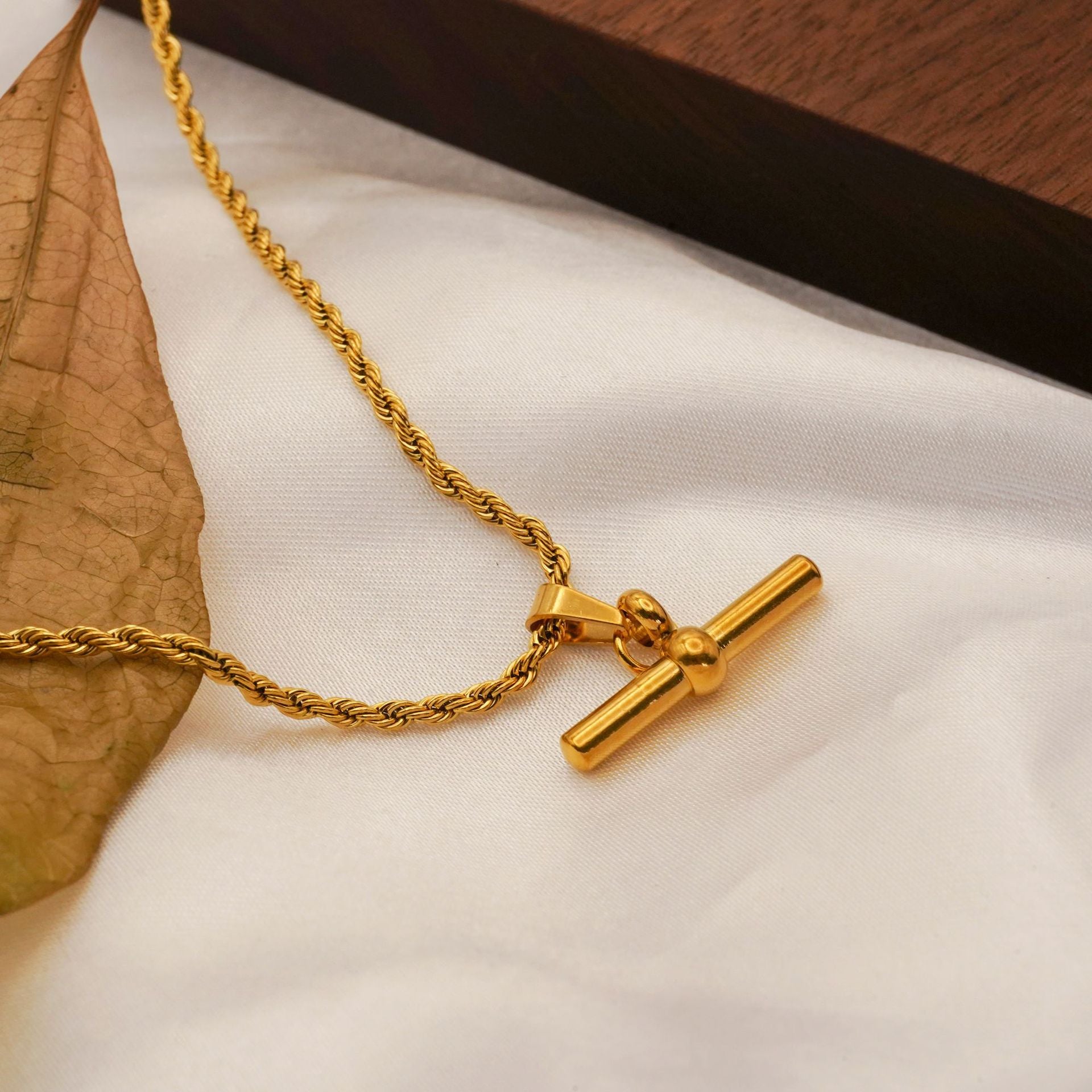 18K Gold Plated T Bar Pendant Figaro Chain Necklace for Men & Women - Elegant Watch Accessory | Perfect for Formal Events, Weddings & Gifts | JDN738