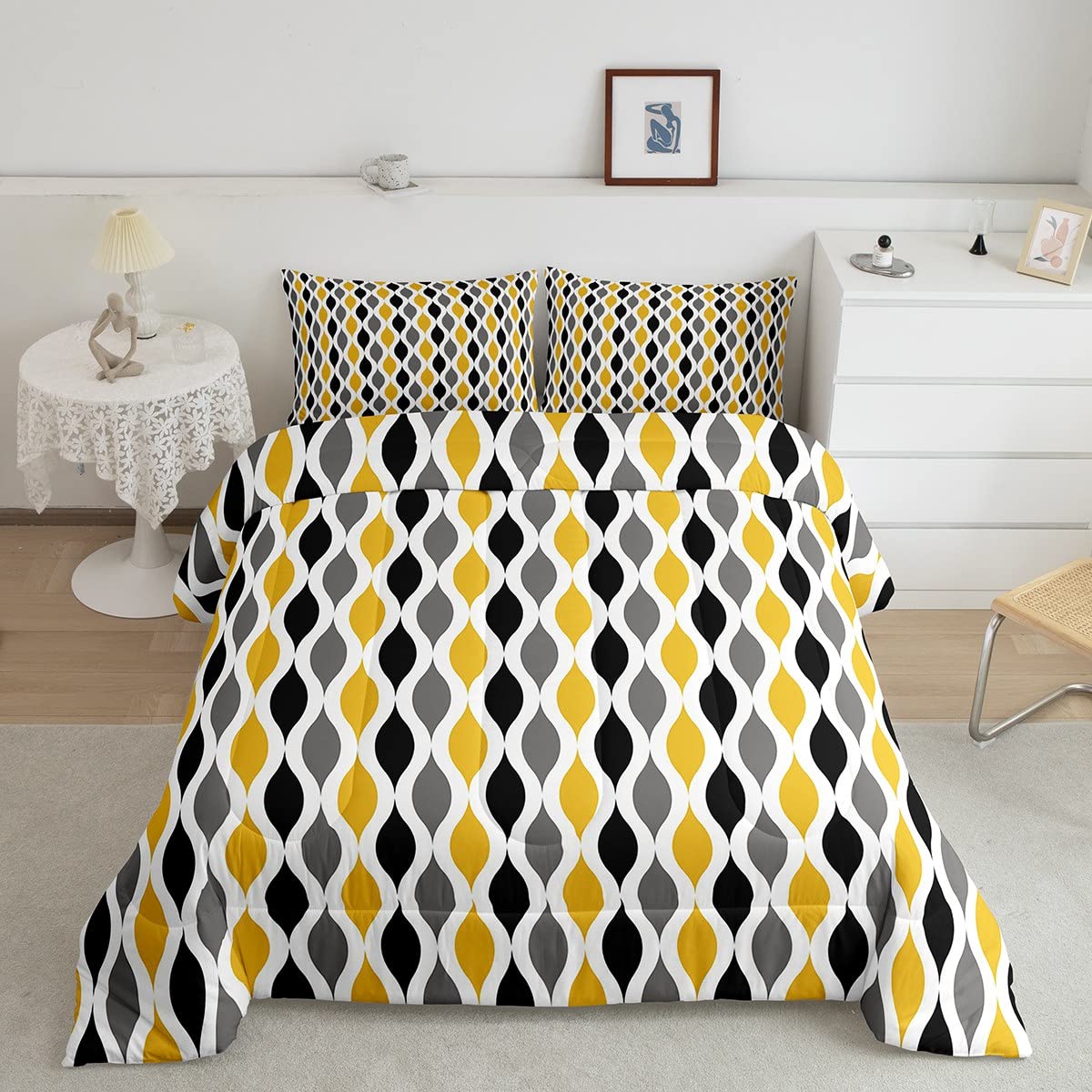 Yellow Black Wavy Stripes Queen Comforter Set - Modern Abstract Geometric Bedding for Boys, Kids & Adults | Lightweight Soft Bedspread with 2 Pillowcases | Perfect for Teen Bedrooms, Dorm Decor & Contemporary Home Styling