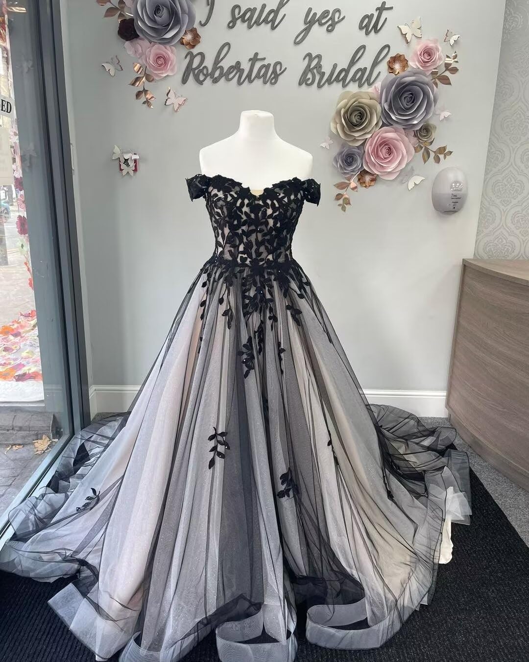 Elegant Off Shoulder Boho Wedding Dress for Women - Lace Appliques Tulle Bridal Gown with Train | Perfect for Beach, Garden & Vintage Theme Weddings