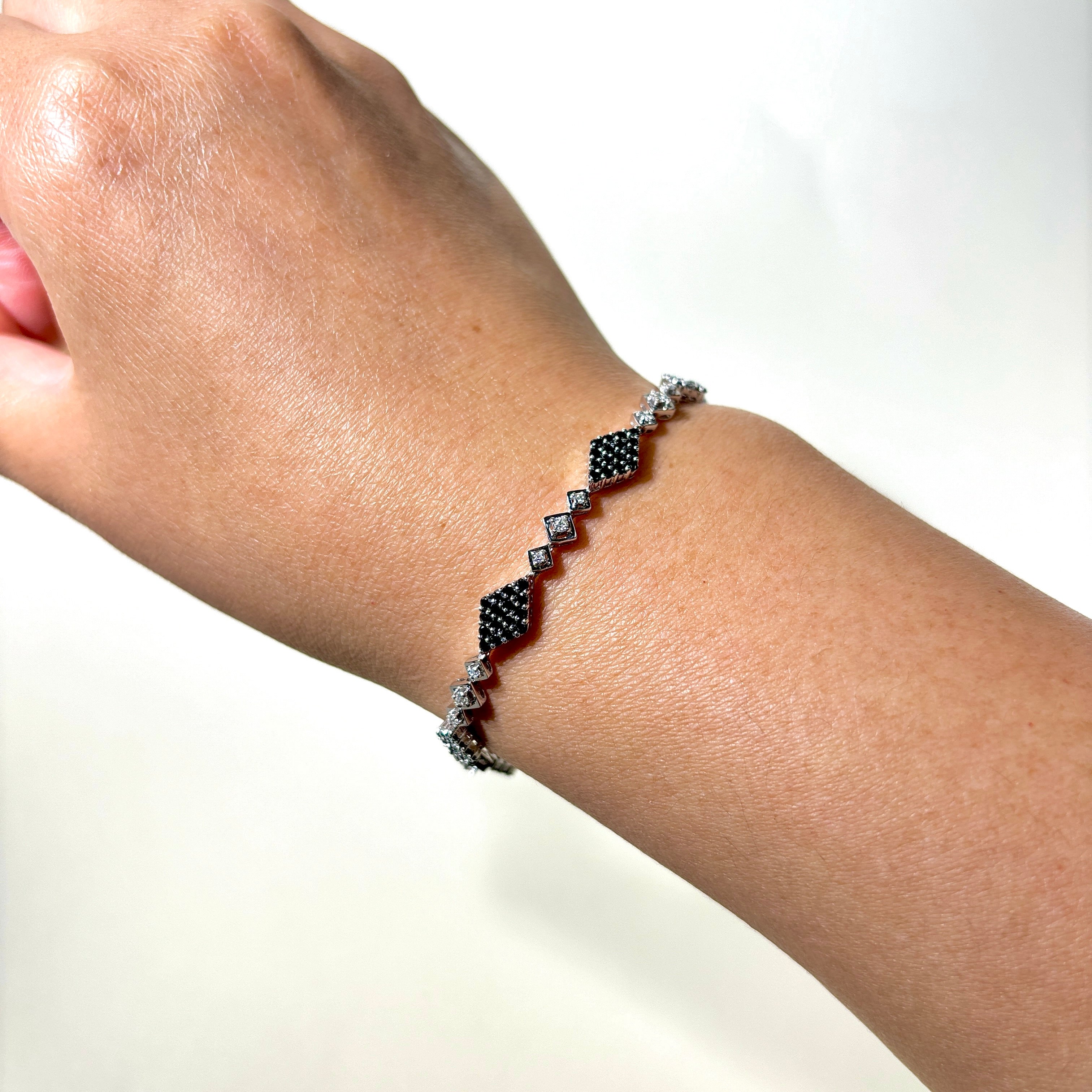 Black & White Diamond Tennis Bracelet for Women - 1.54ctw Total Weight (0.32ctw per Stone) - 7.25 Inch Adjustable Length - Elegant Jewelry Gift for Anniversary, Wedding & Special Occasions
