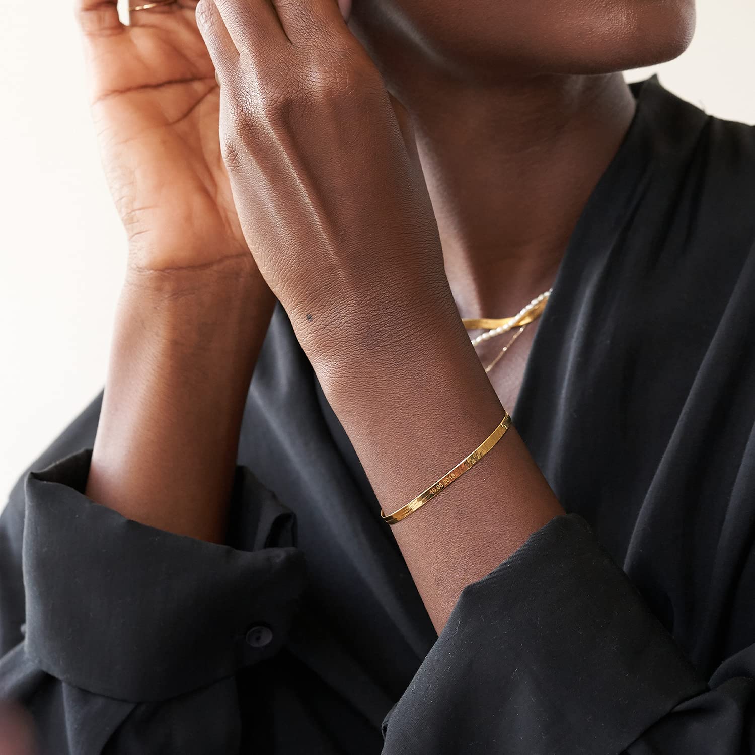 OAK & LUNA - Personalized Slim & Wide Herringbone Bracelet with Custom Engravings - Elegant Women's Jewelry Gift for Christmas, Mother's Day, Birthday - Perfect for Everyday Wear, Date Nights & Special Occasions