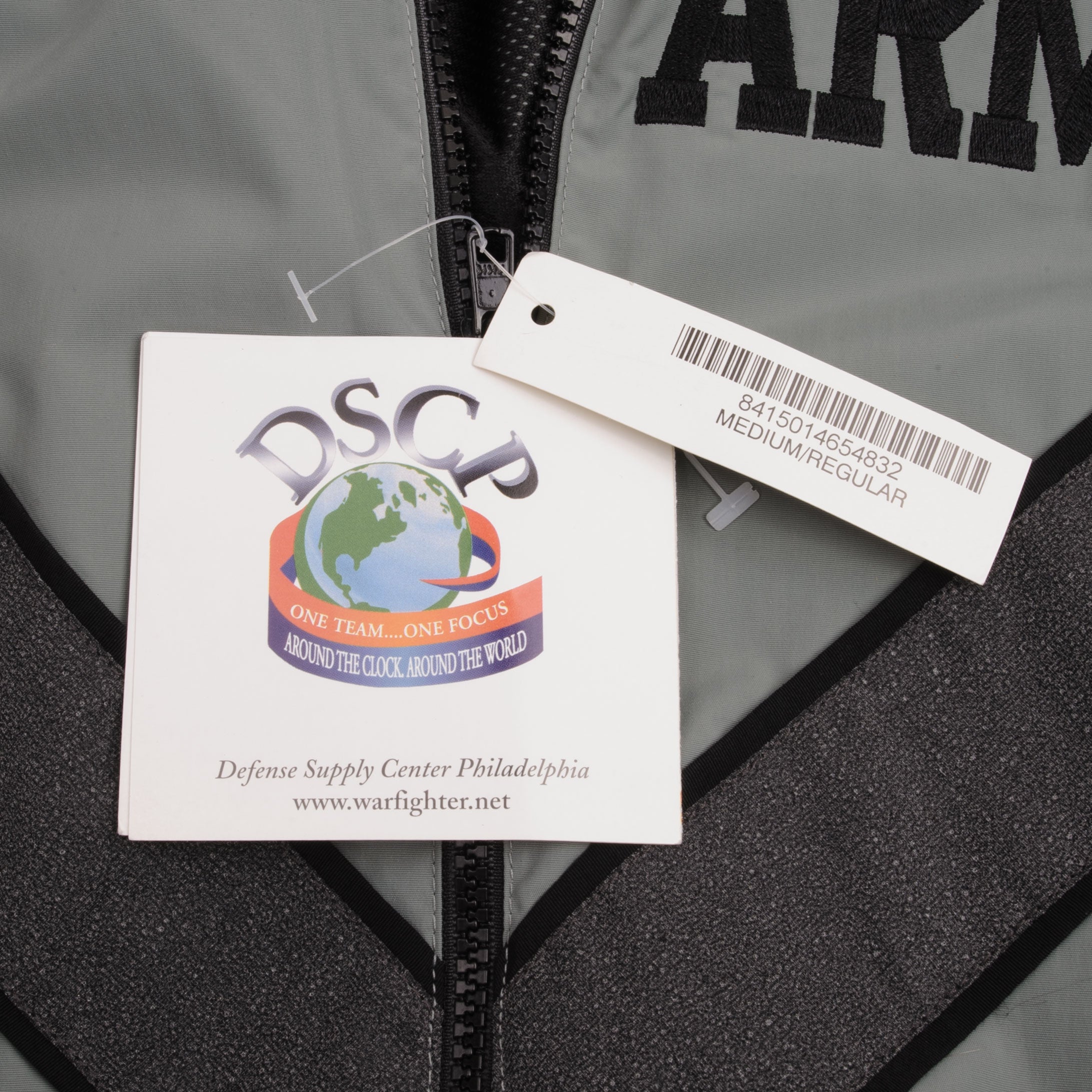 Vintage US Army 1999 Windbreaker Training Jacket - Military Green Deadstock - Perfect for Outdoor Activities, Hiking & Vintage Fashion Collection