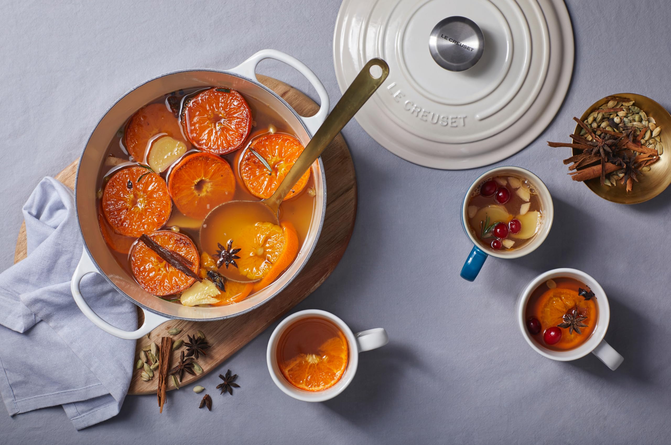 Le Creuset Signature Enameled Cast Iron Round Dutch Oven 7.25 Quart - Premium Cookware for Braising, Baking & Slow Cooking - Perfect for Soups, Stews & Casseroles - Meringue Color